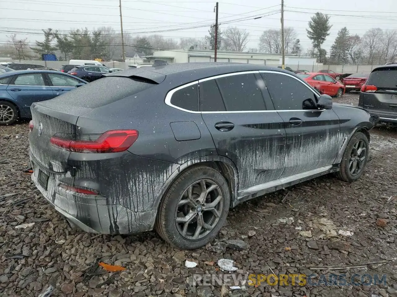 3 Photograph of a damaged car 5UX2V1C09M9E03649 BMW X4 2021