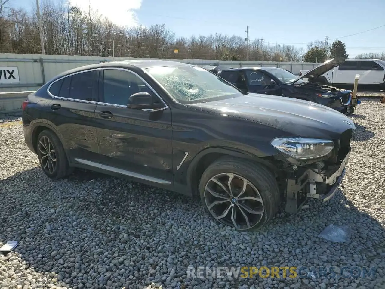 4 Photograph of a damaged car 5UX2V1C0XM9E74567 BMW X4 2021