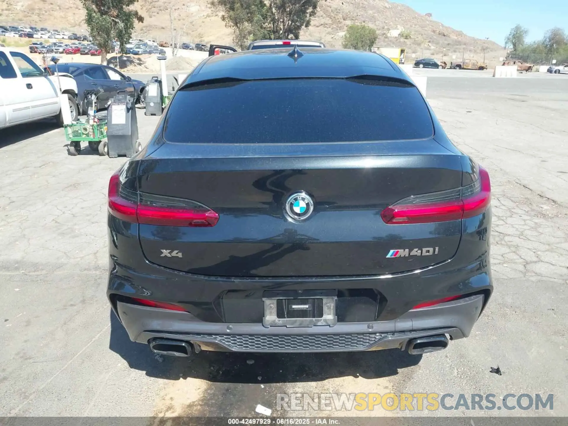 17 Photograph of a damaged car 5UX2V5C05M9G40873 BMW X4 2021