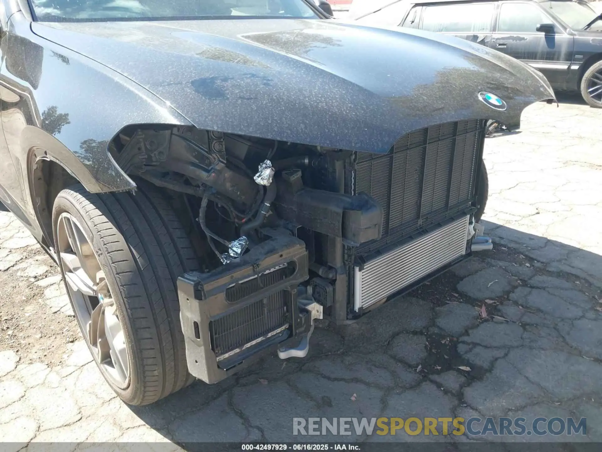 18 Photograph of a damaged car 5UX2V5C05M9G40873 BMW X4 2021