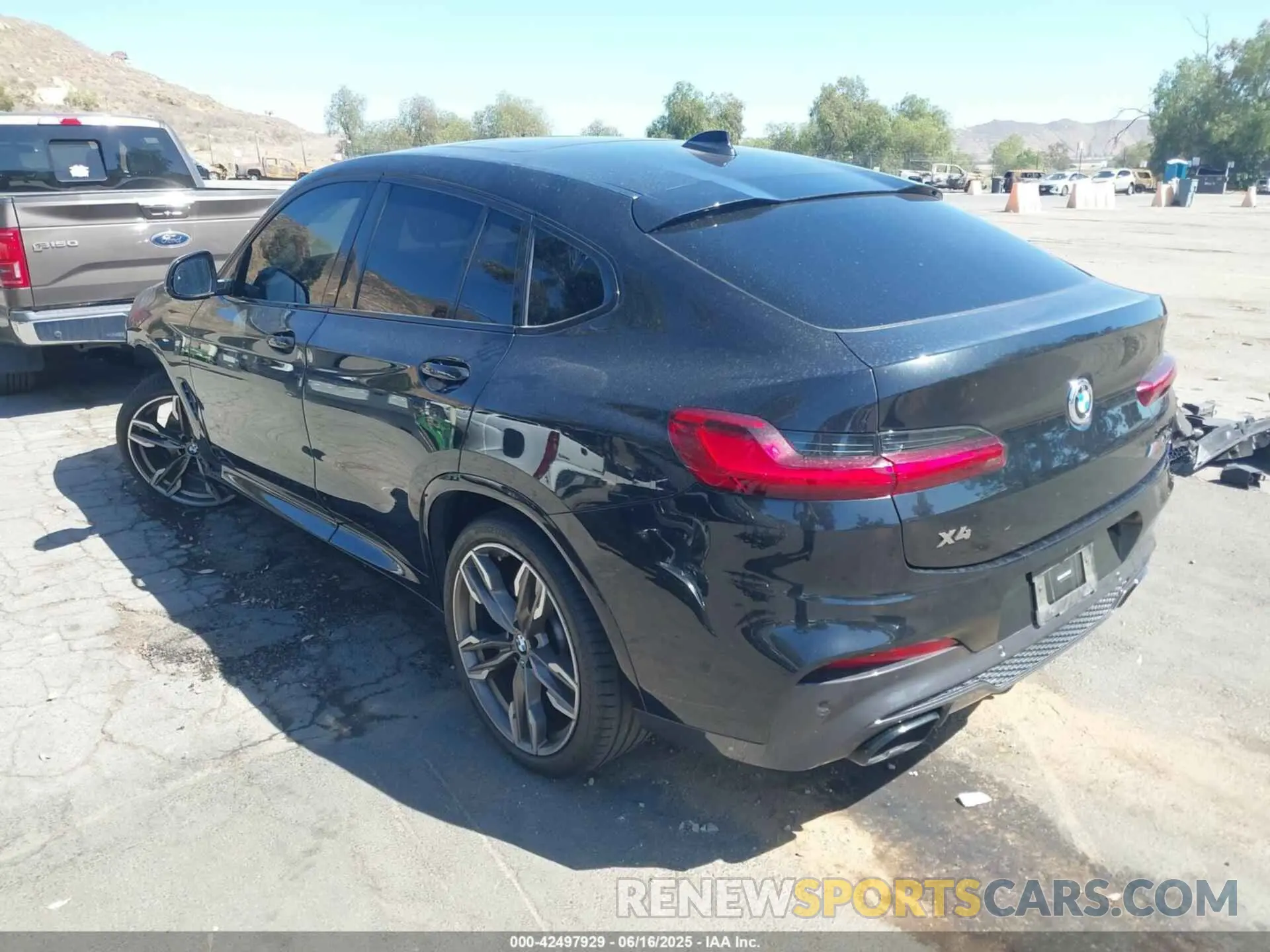 3 Photograph of a damaged car 5UX2V5C05M9G40873 BMW X4 2021