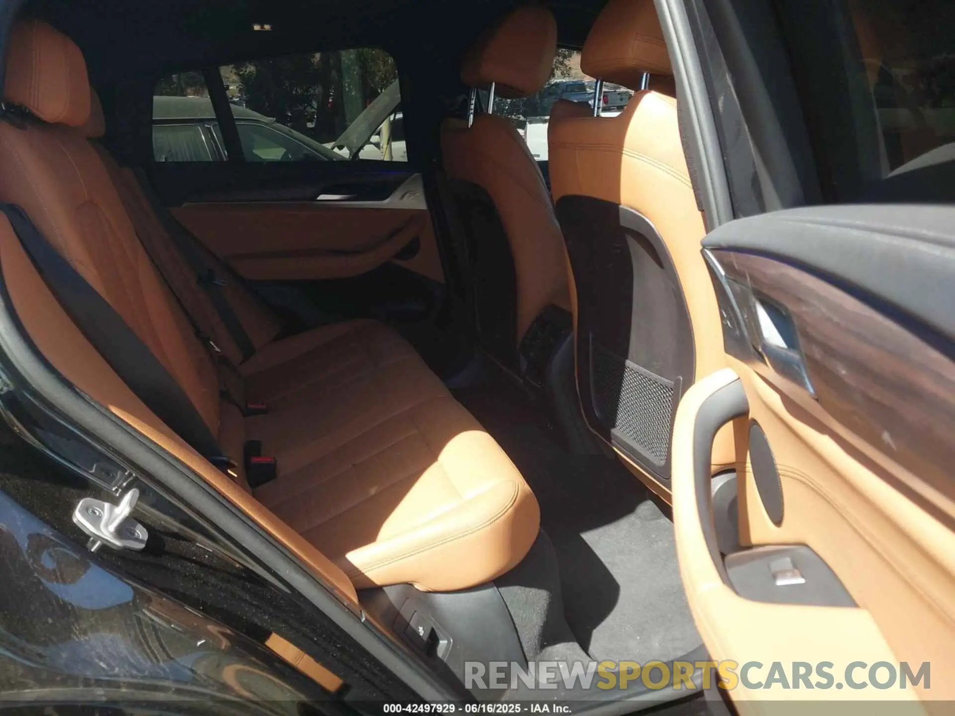 8 Photograph of a damaged car 5UX2V5C05M9G40873 BMW X4 2021