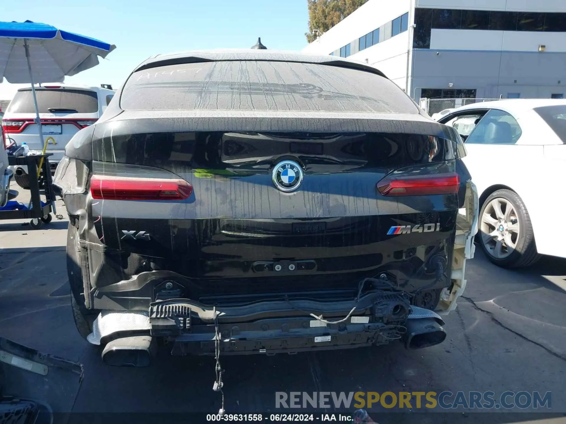 17 Photograph of a damaged car 5UX2V5C09M9E71182 BMW X4 2021