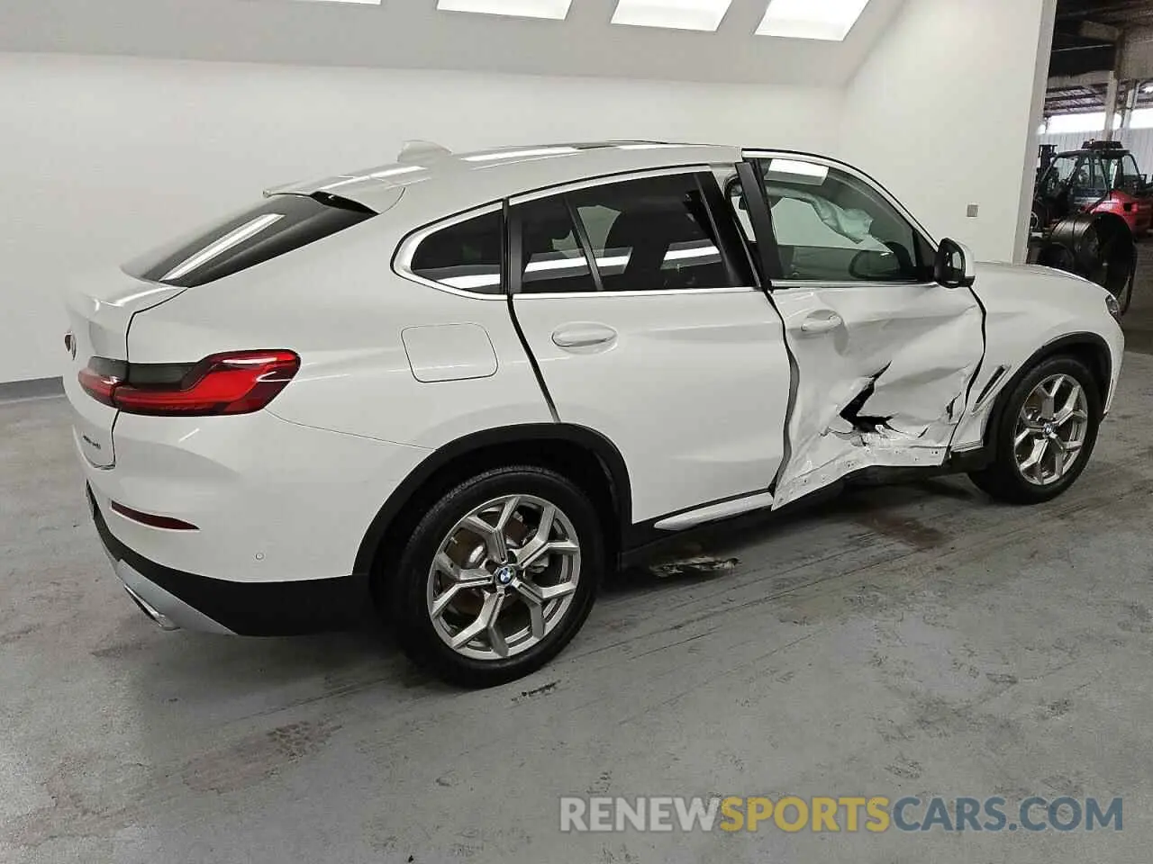 3 Фотография поврежденного автомобиля 5UX33DT04R9W67443 BMW X4 2024