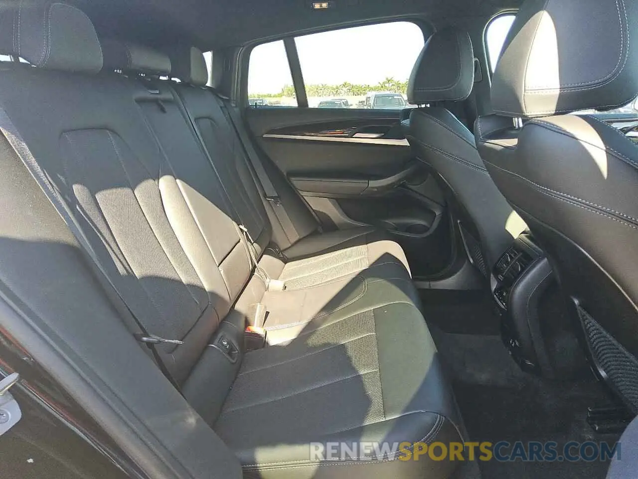 10 Photograph of a damaged car 5UX33DT06R9U88255 BMW X4 2024