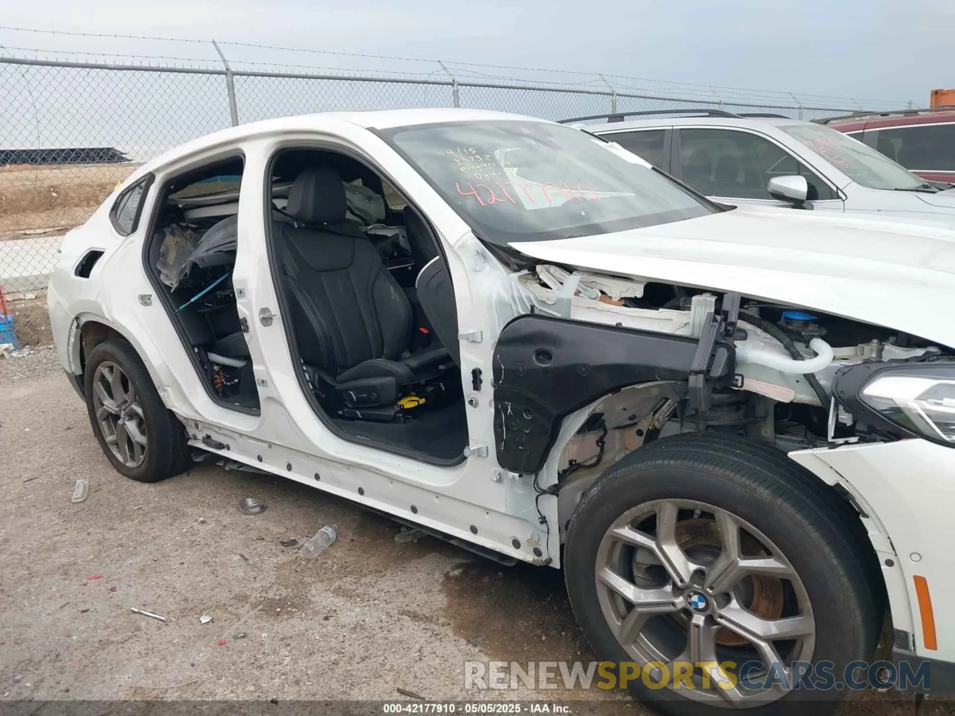 13 Photograph of a damaged car 5UX33DT08R9X21276 BMW X4 2024