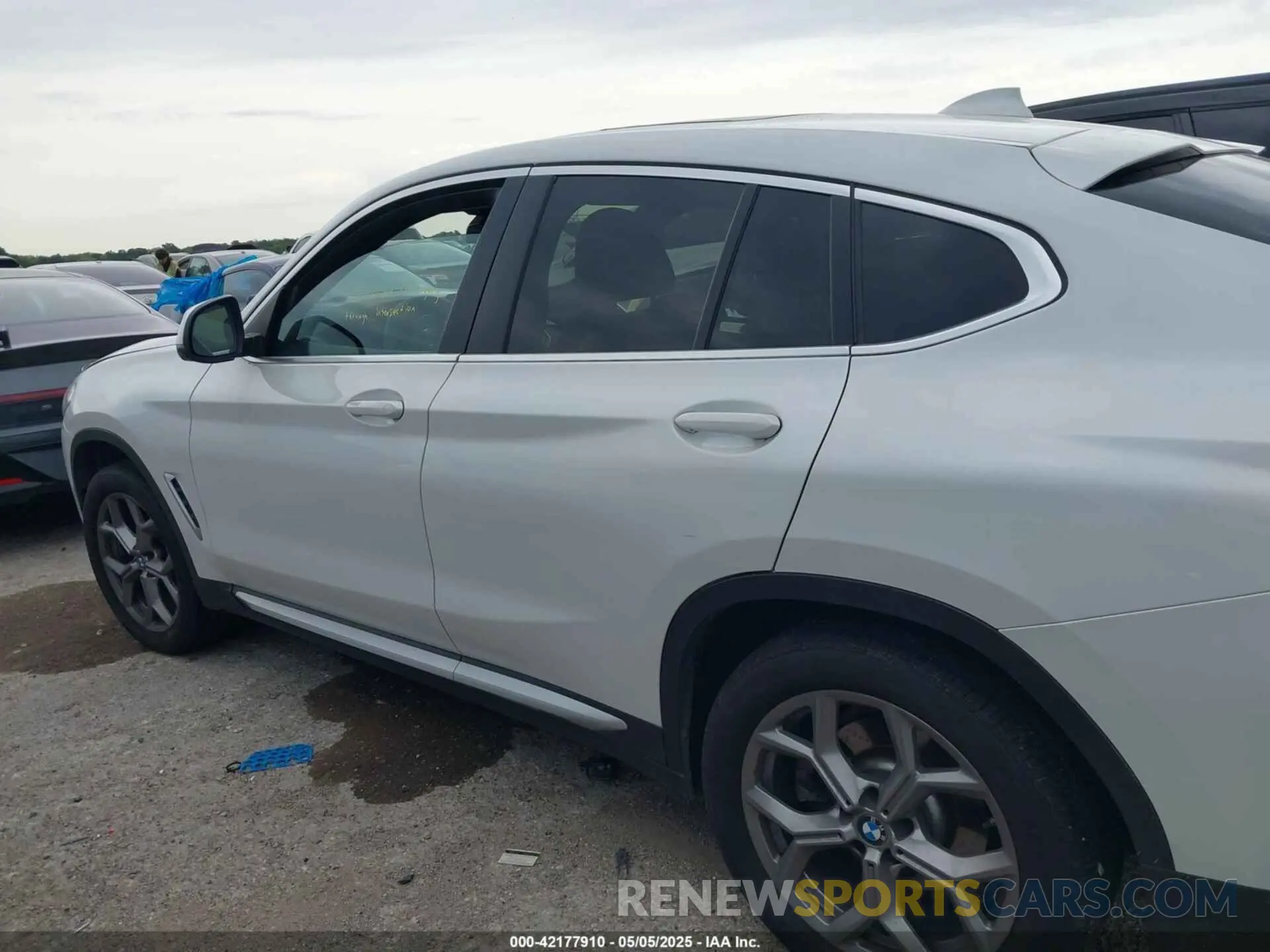 14 Photograph of a damaged car 5UX33DT08R9X21276 BMW X4 2024