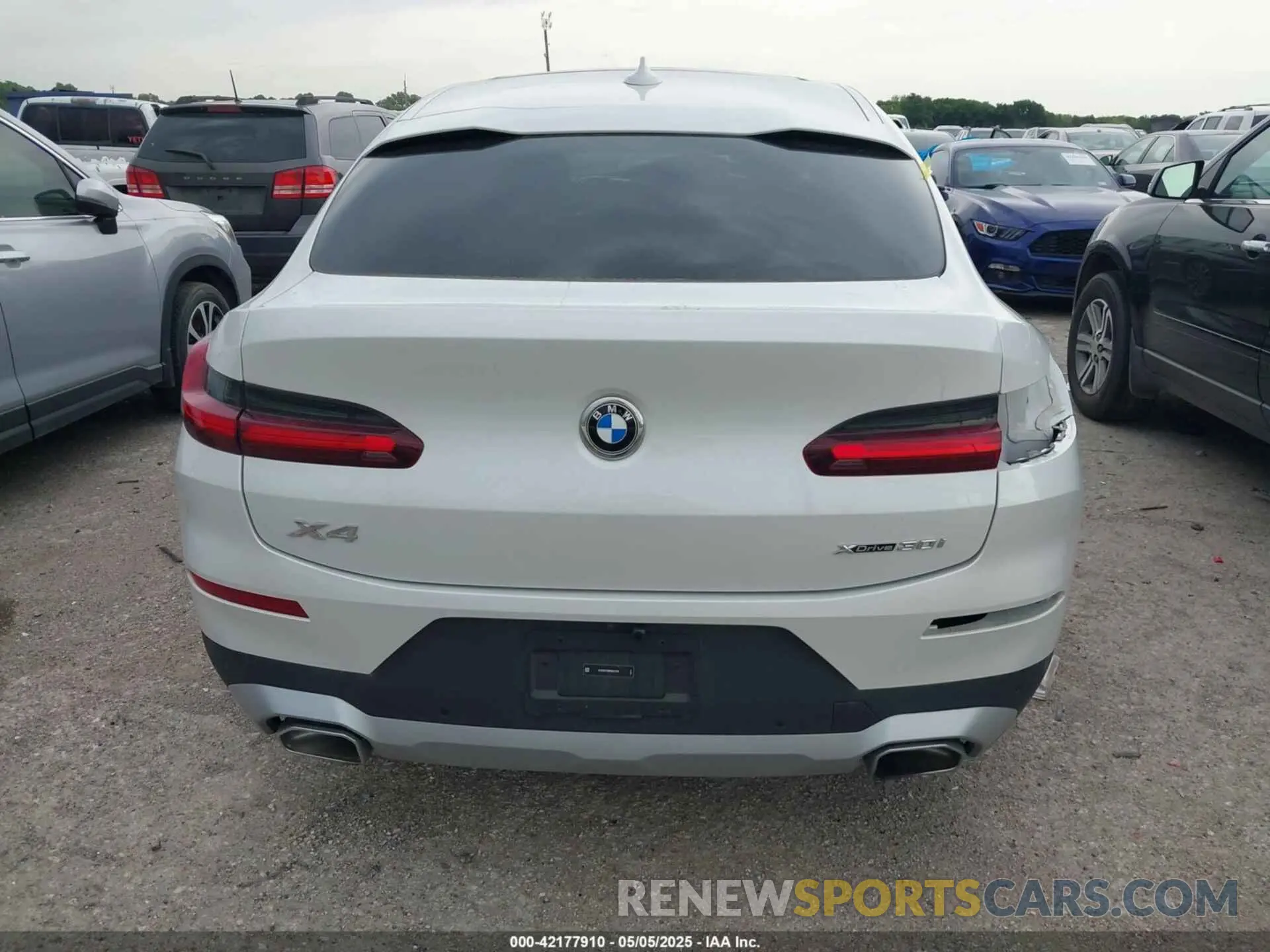 16 Photograph of a damaged car 5UX33DT08R9X21276 BMW X4 2024