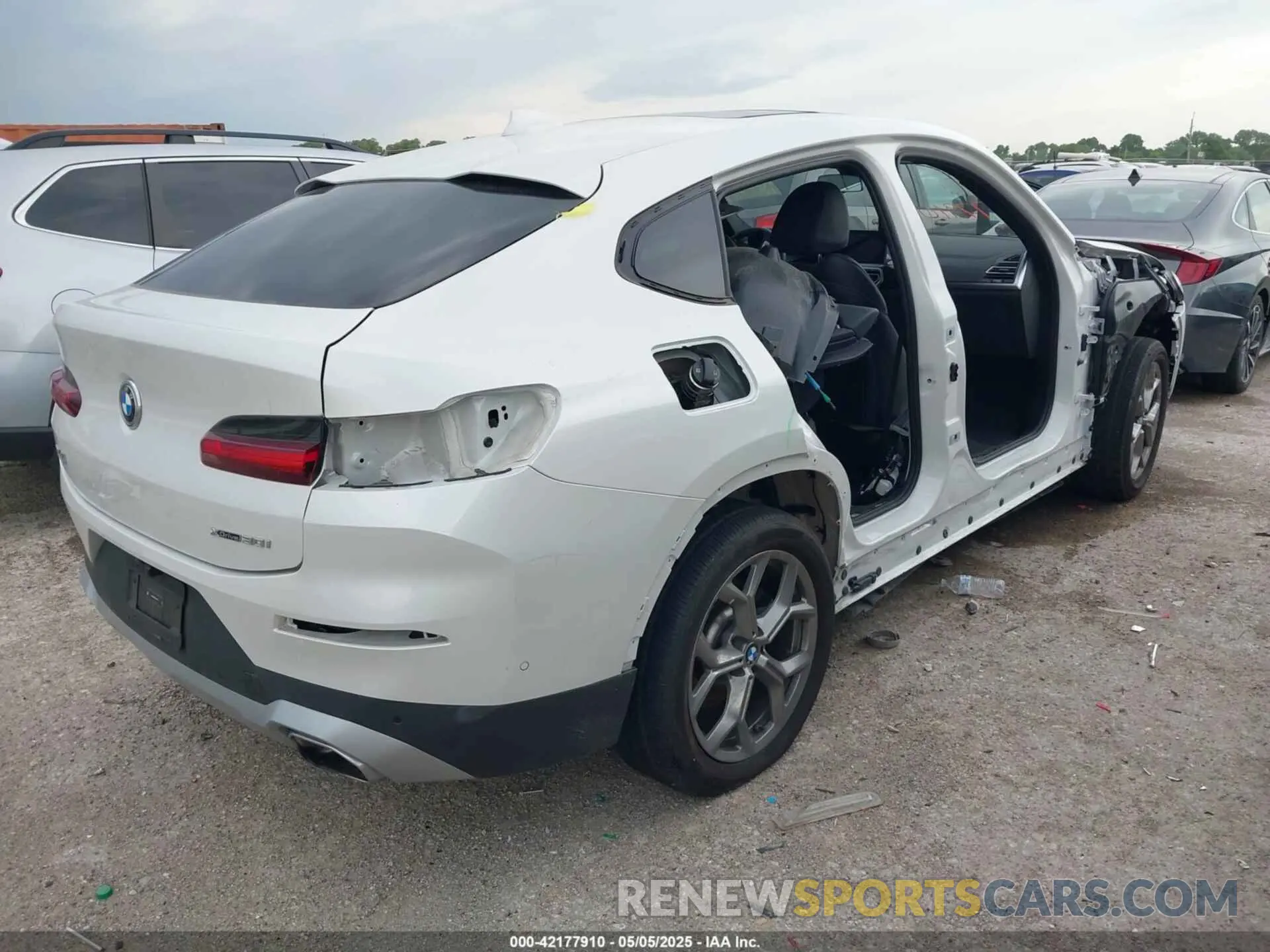 4 Photograph of a damaged car 5UX33DT08R9X21276 BMW X4 2024