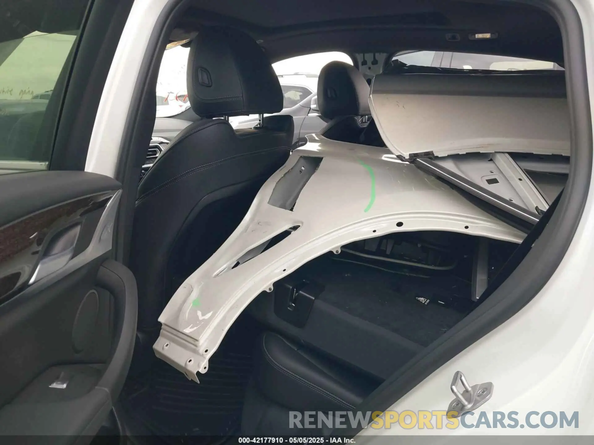 8 Photograph of a damaged car 5UX33DT08R9X21276 BMW X4 2024