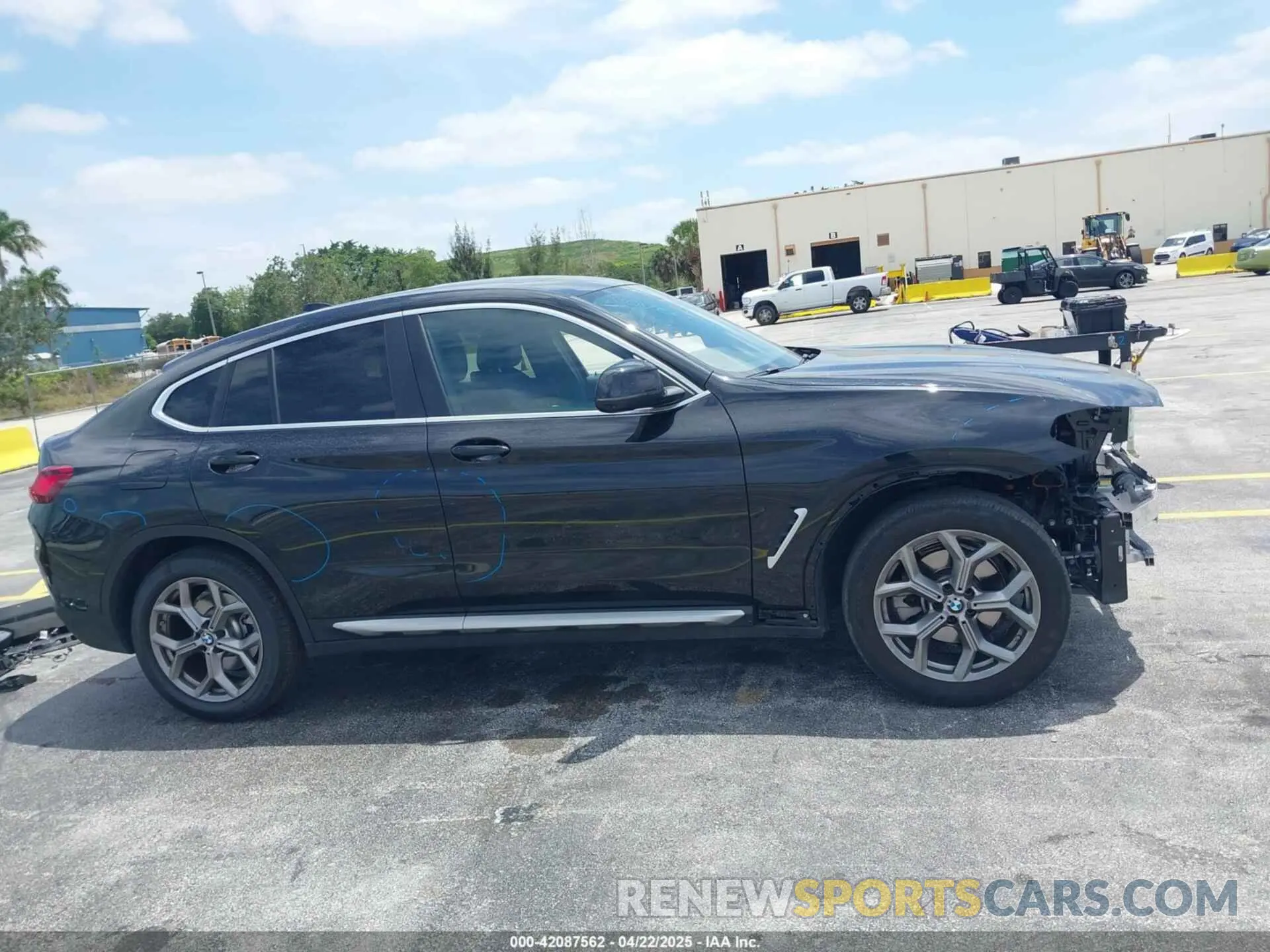 14 Photograph of a damaged car 5UX33DT09R9W67695 BMW X4 2024