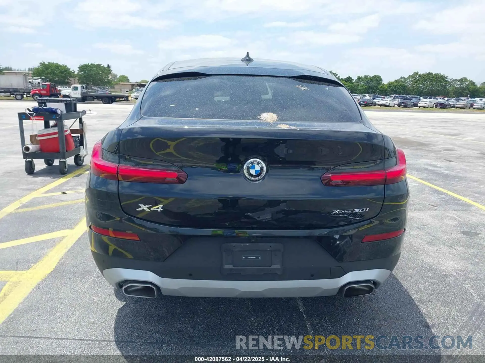 17 Photograph of a damaged car 5UX33DT09R9W67695 BMW X4 2024