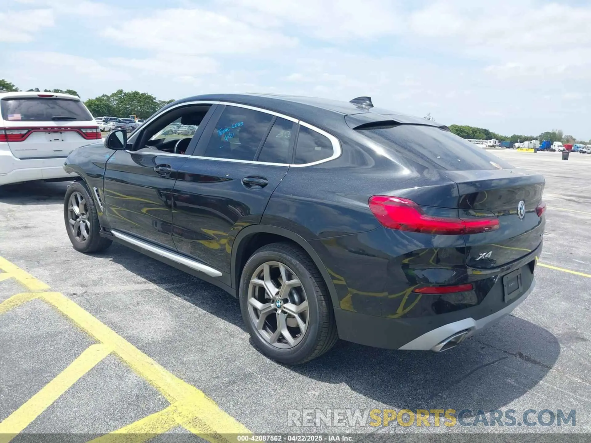 3 Photograph of a damaged car 5UX33DT09R9W67695 BMW X4 2024