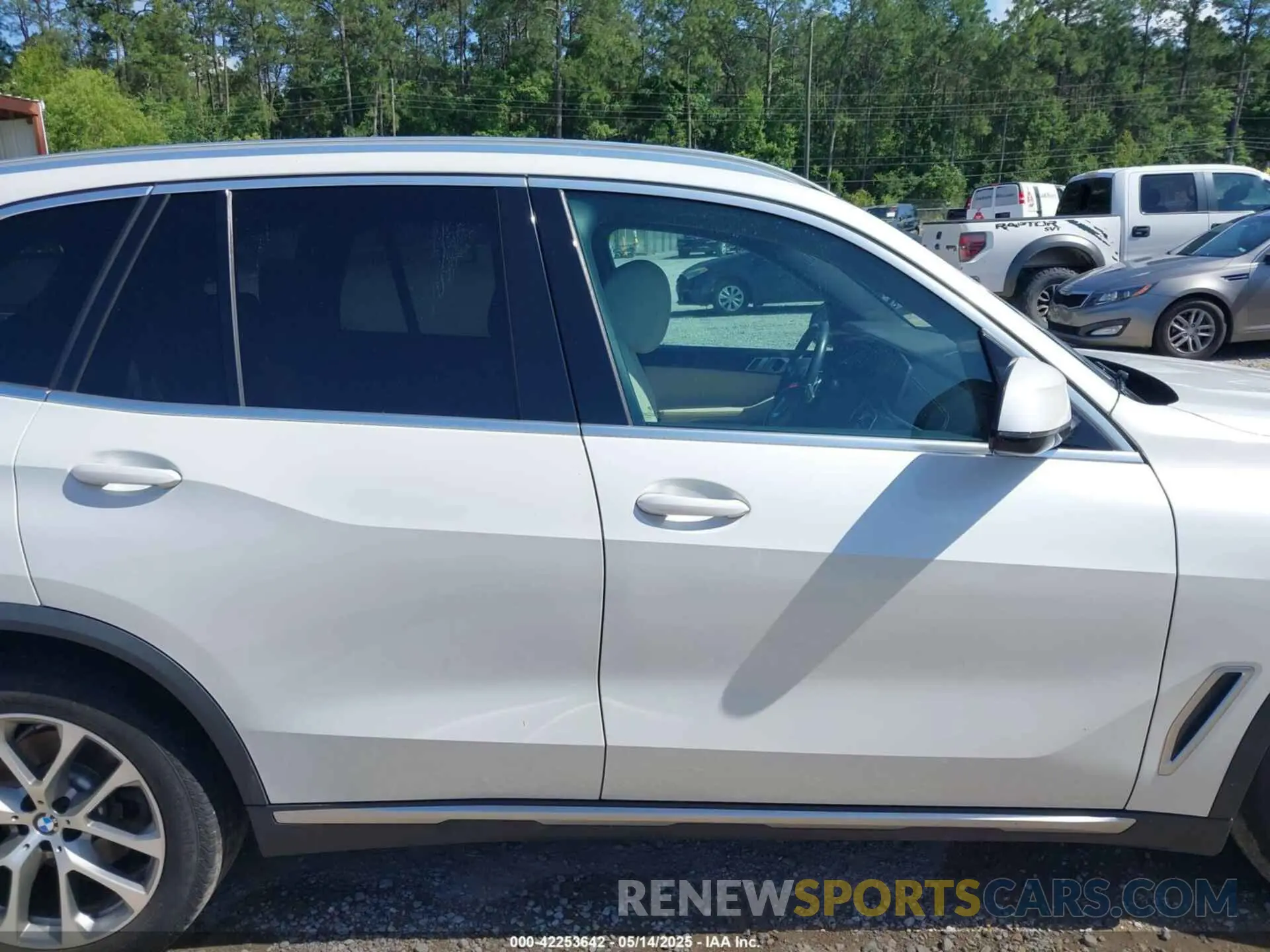 13 Photograph of a damaged car 5UXCR6C58KLL60811 BMW X5 2019