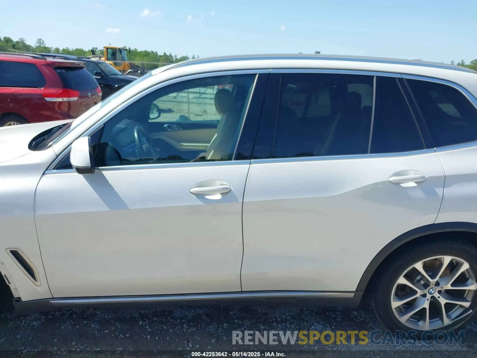 14 Photograph of a damaged car 5UXCR6C58KLL60811 BMW X5 2019