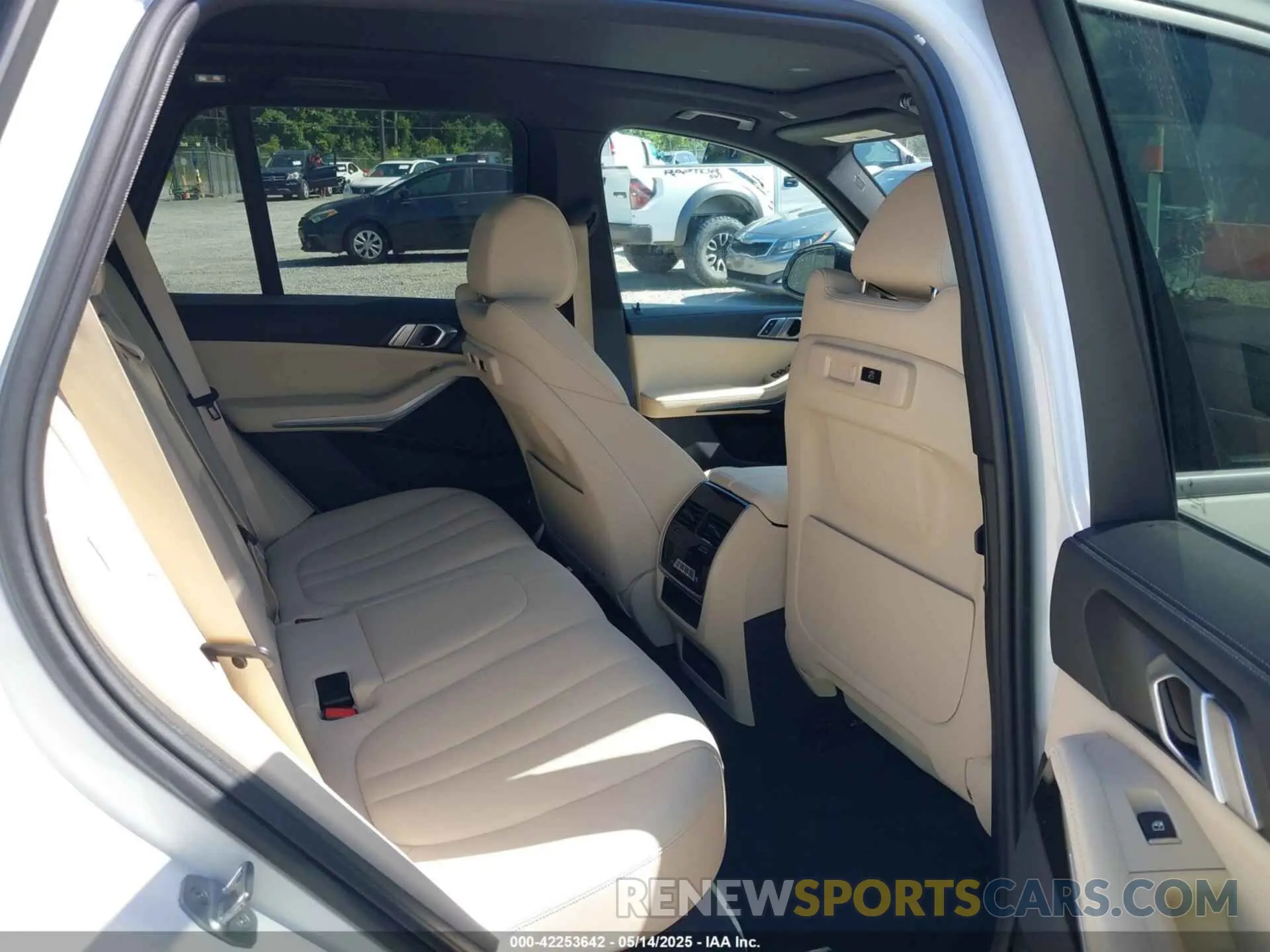 8 Photograph of a damaged car 5UXCR6C58KLL60811 BMW X5 2019
