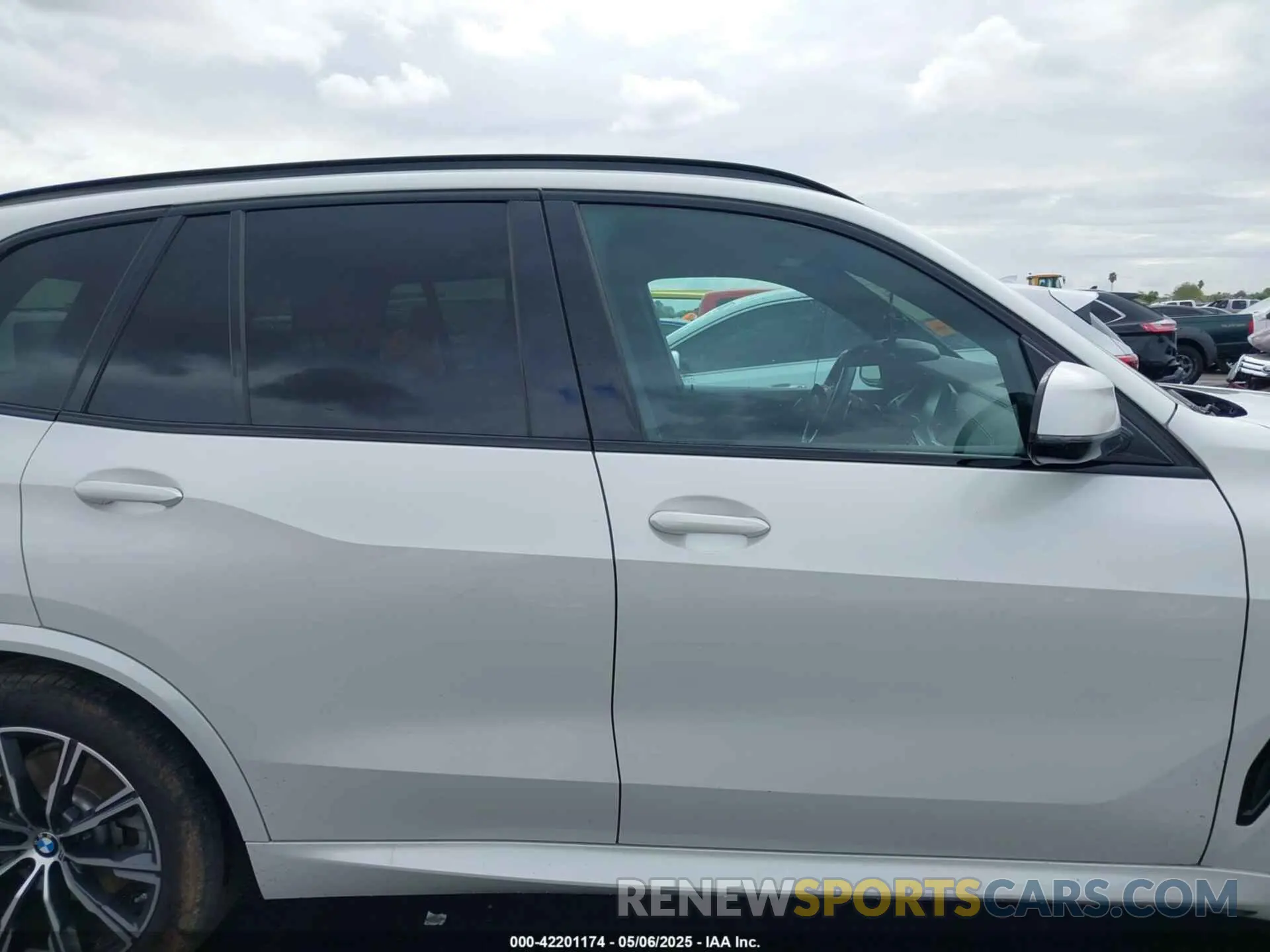 13 Photograph of a damaged car 5UXCR4C04L9D41635 BMW X5 2020