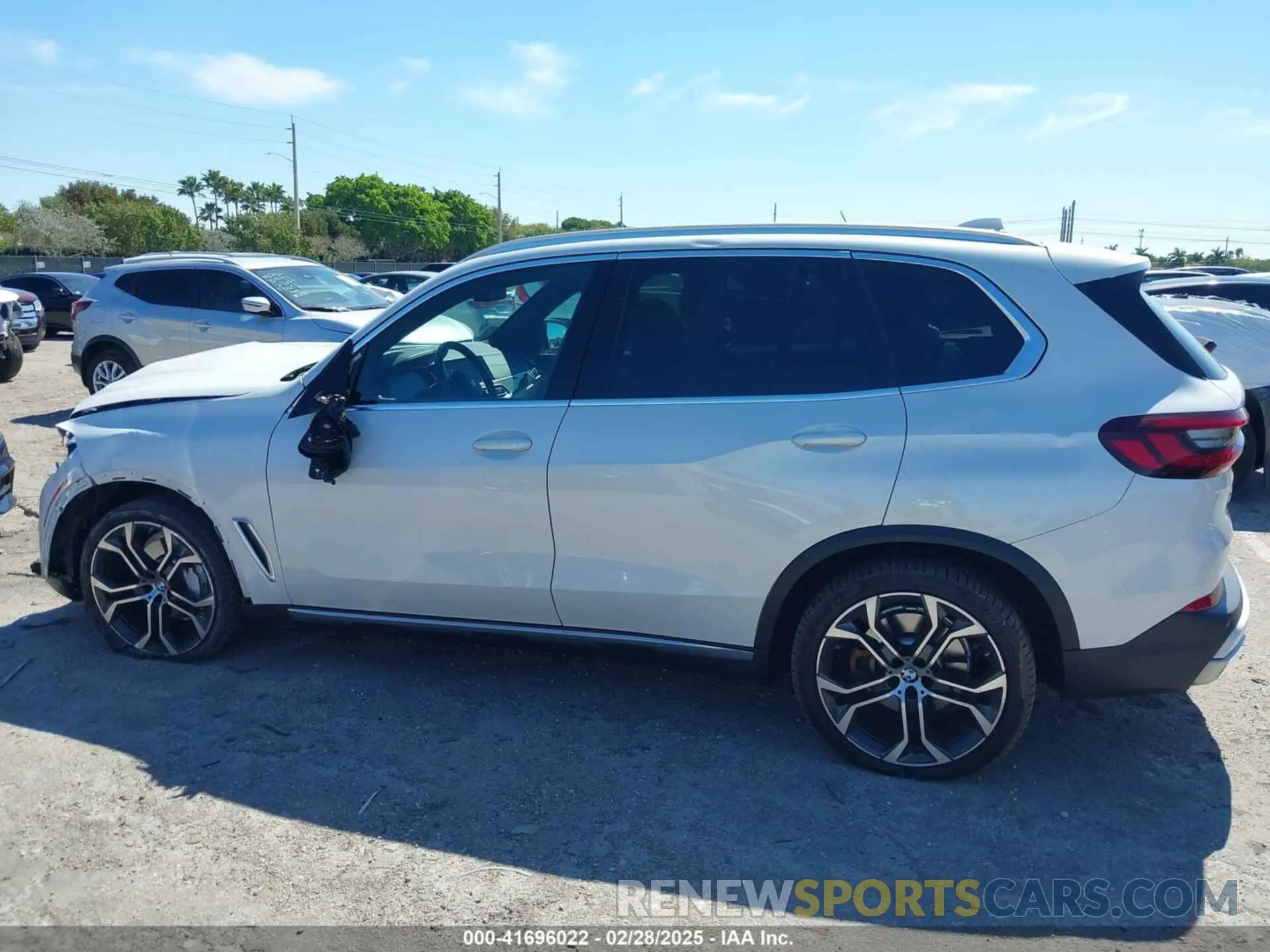 14 Photograph of a damaged car 5UXCR4C02M9G34810 BMW X5 2021