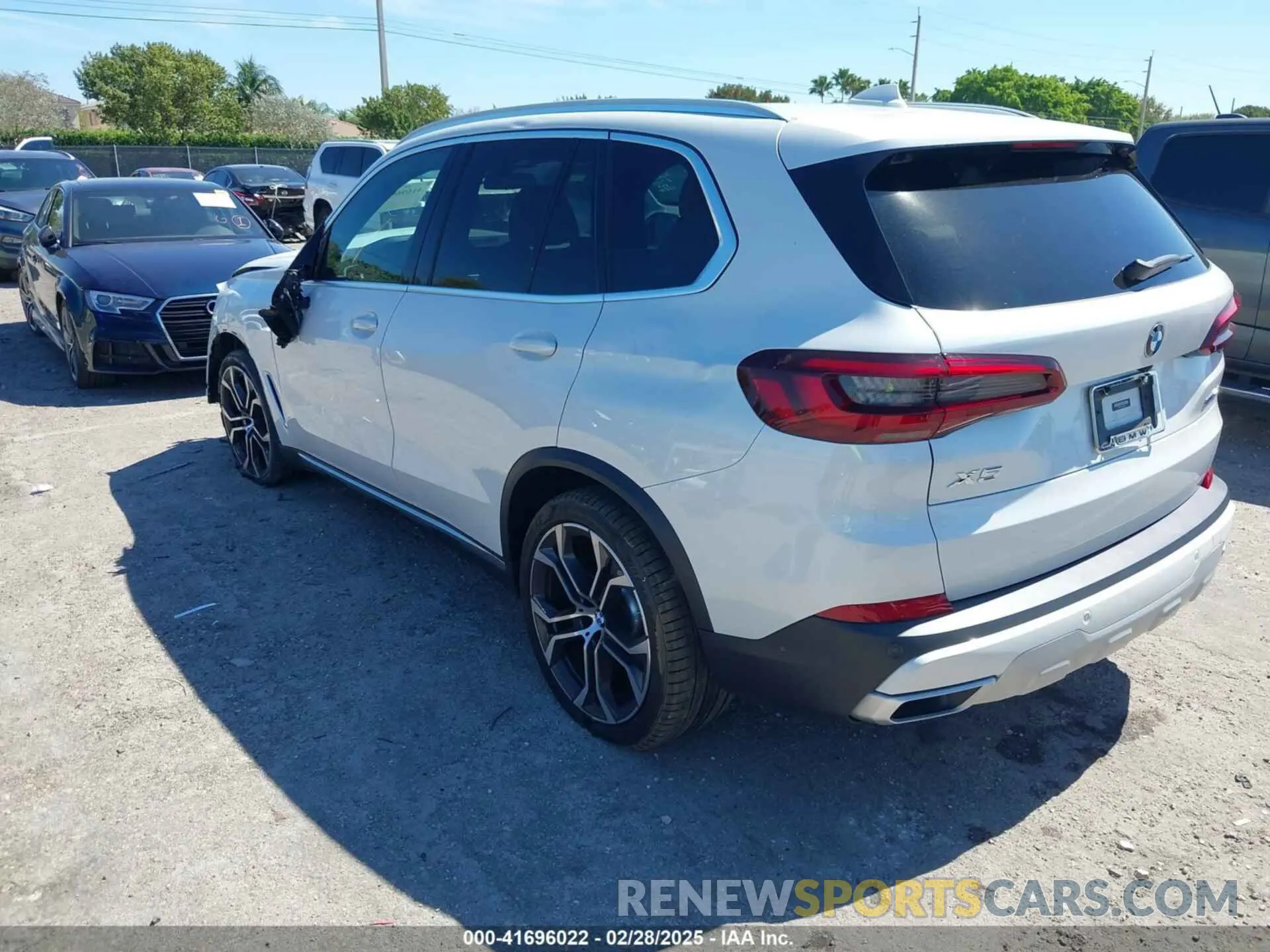 3 Photograph of a damaged car 5UXCR4C02M9G34810 BMW X5 2021
