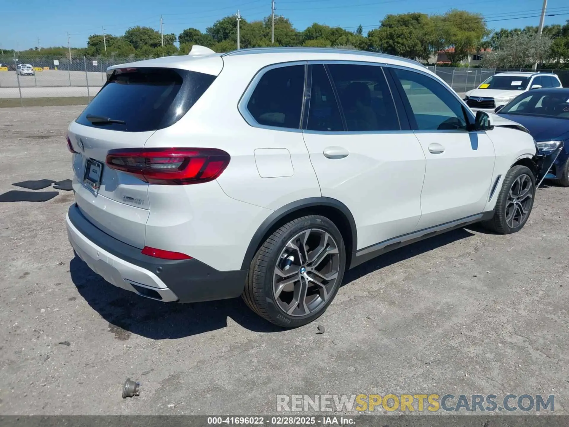 4 Photograph of a damaged car 5UXCR4C02M9G34810 BMW X5 2021