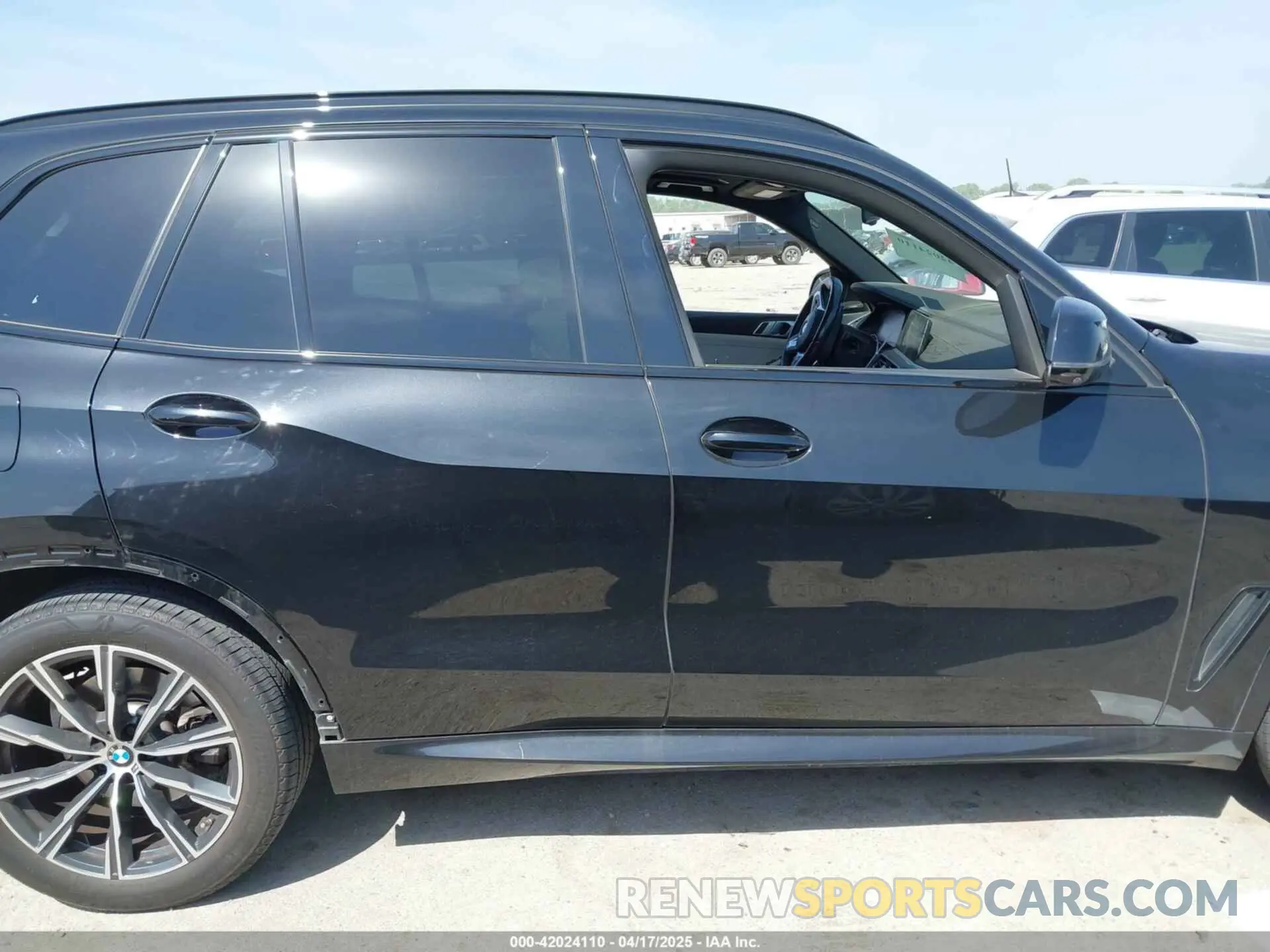 14 Photograph of a damaged car 5UXCR6C01M9E66976 BMW X5 2021