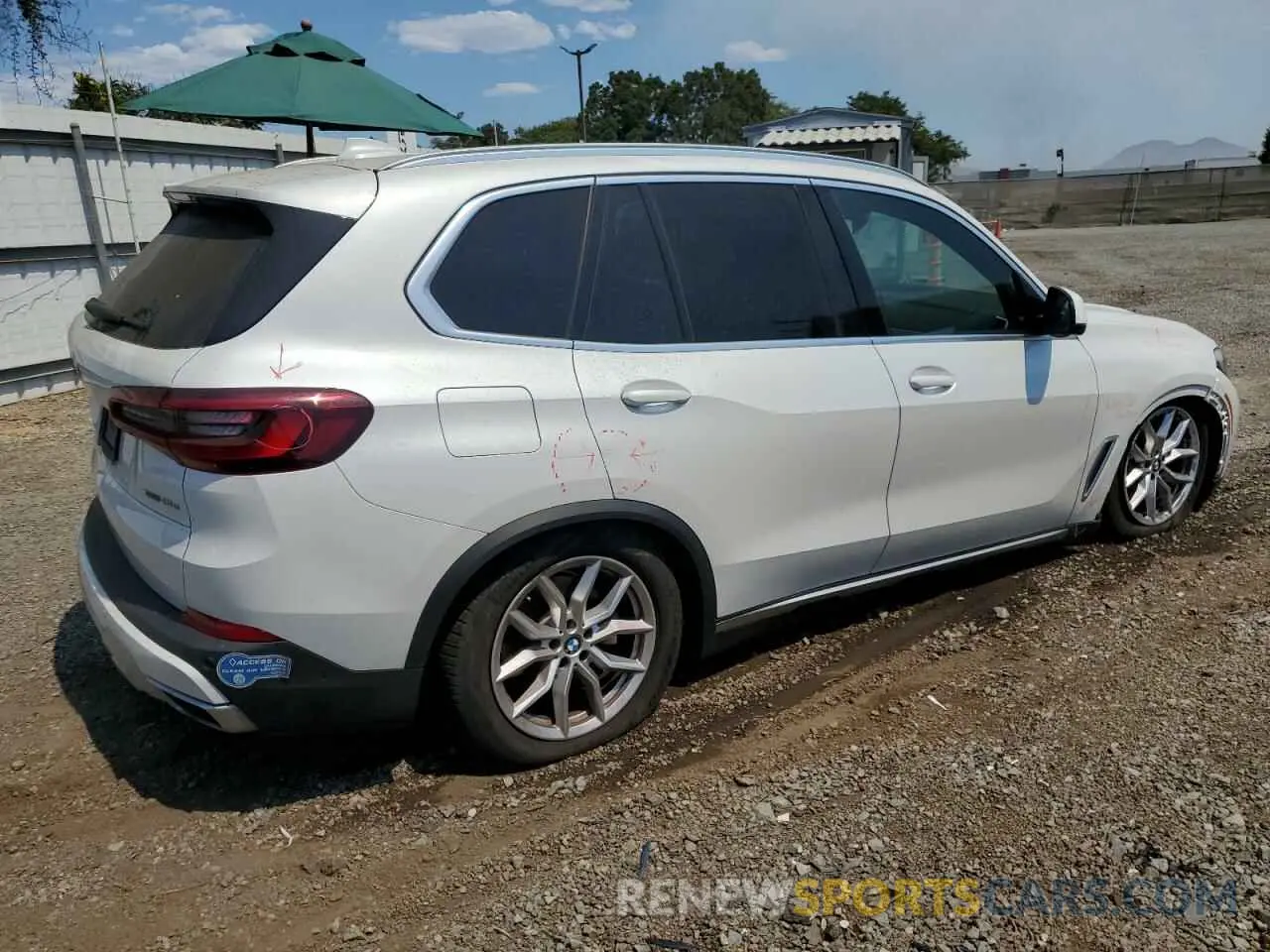 3 Photograph of a damaged car 5UXTA6C04M9H81083 BMW X5 2021