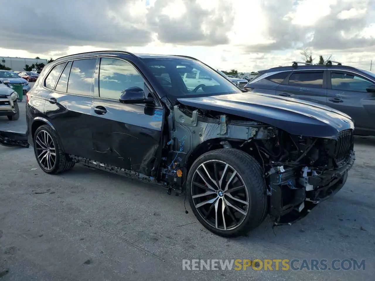 4 Photograph of a damaged car 5UXCR4C08N9M33363 BMW X5 2022