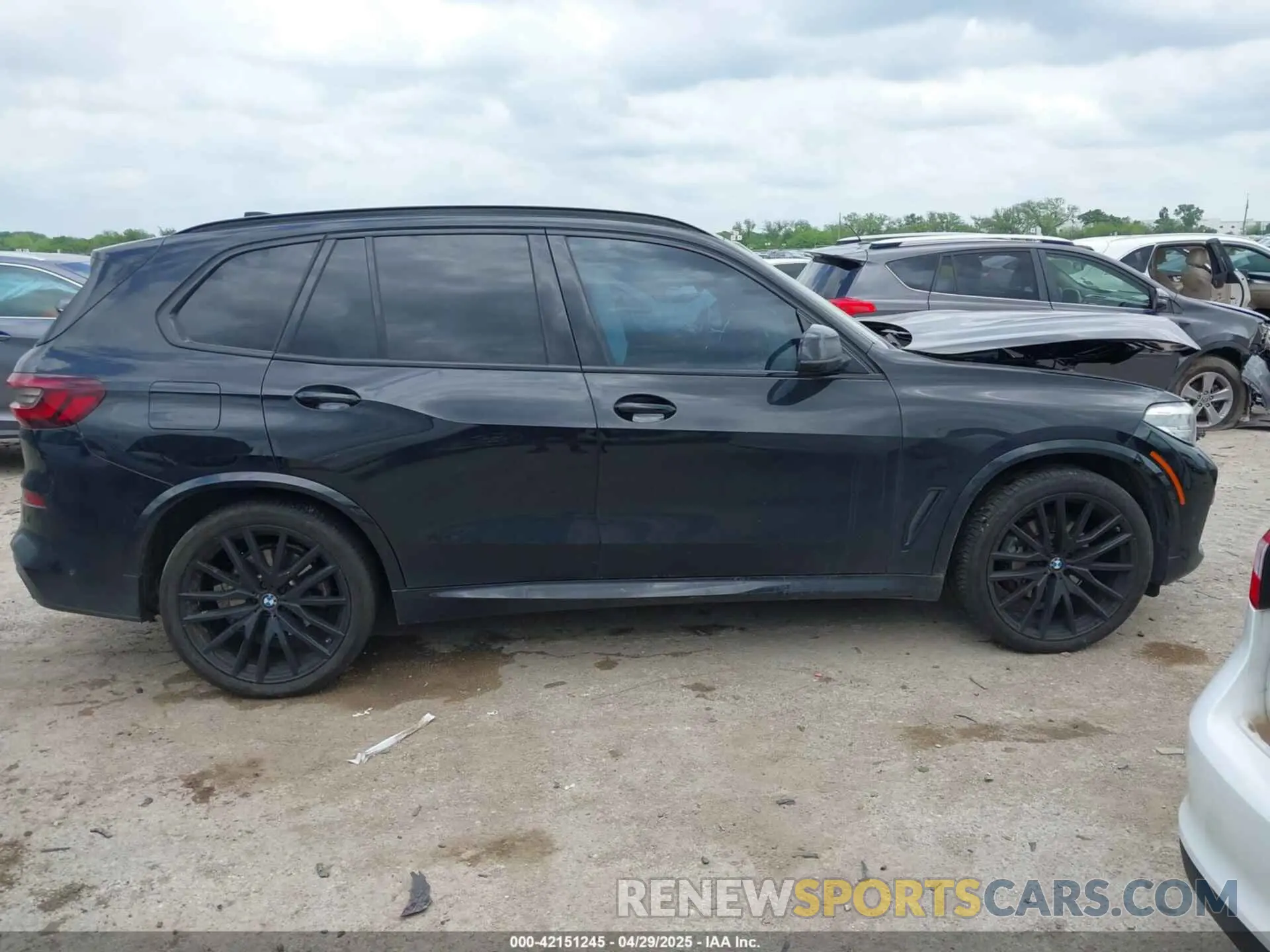 12 Photograph of a damaged car 5UXCR6C06N9K77433 BMW X5 2022