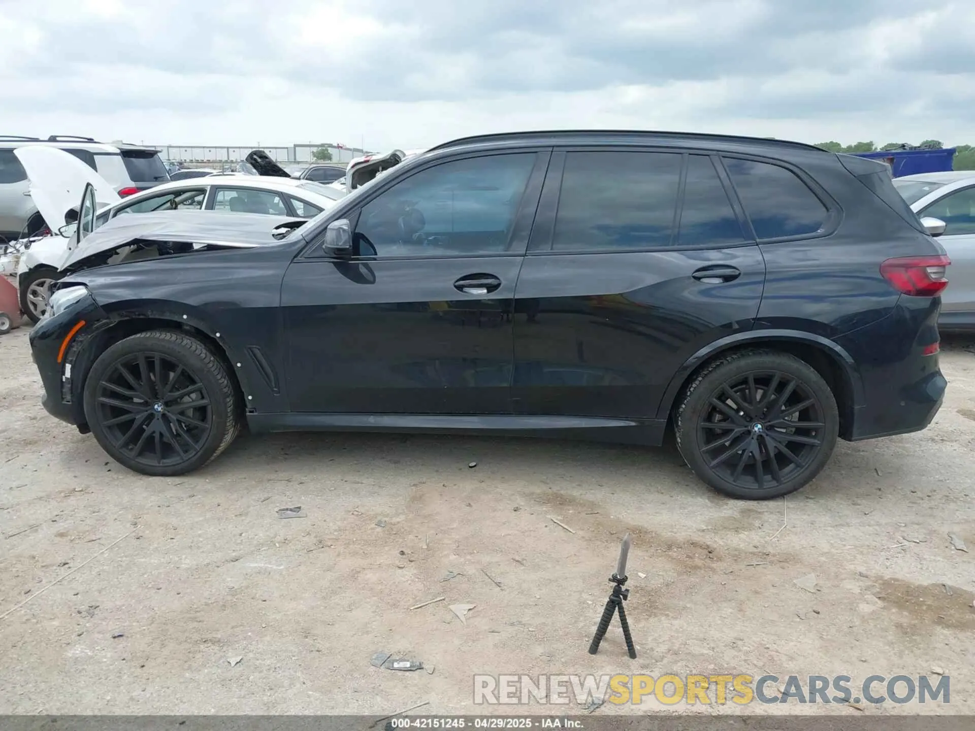 13 Photograph of a damaged car 5UXCR6C06N9K77433 BMW X5 2022