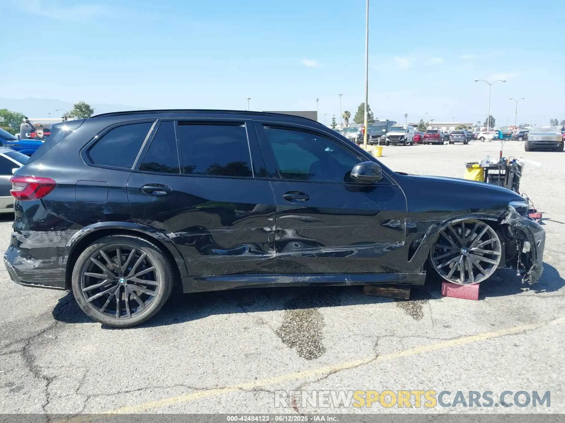 13 Photograph of a damaged car 5UXJU4C05N9J94246 BMW X5 2022