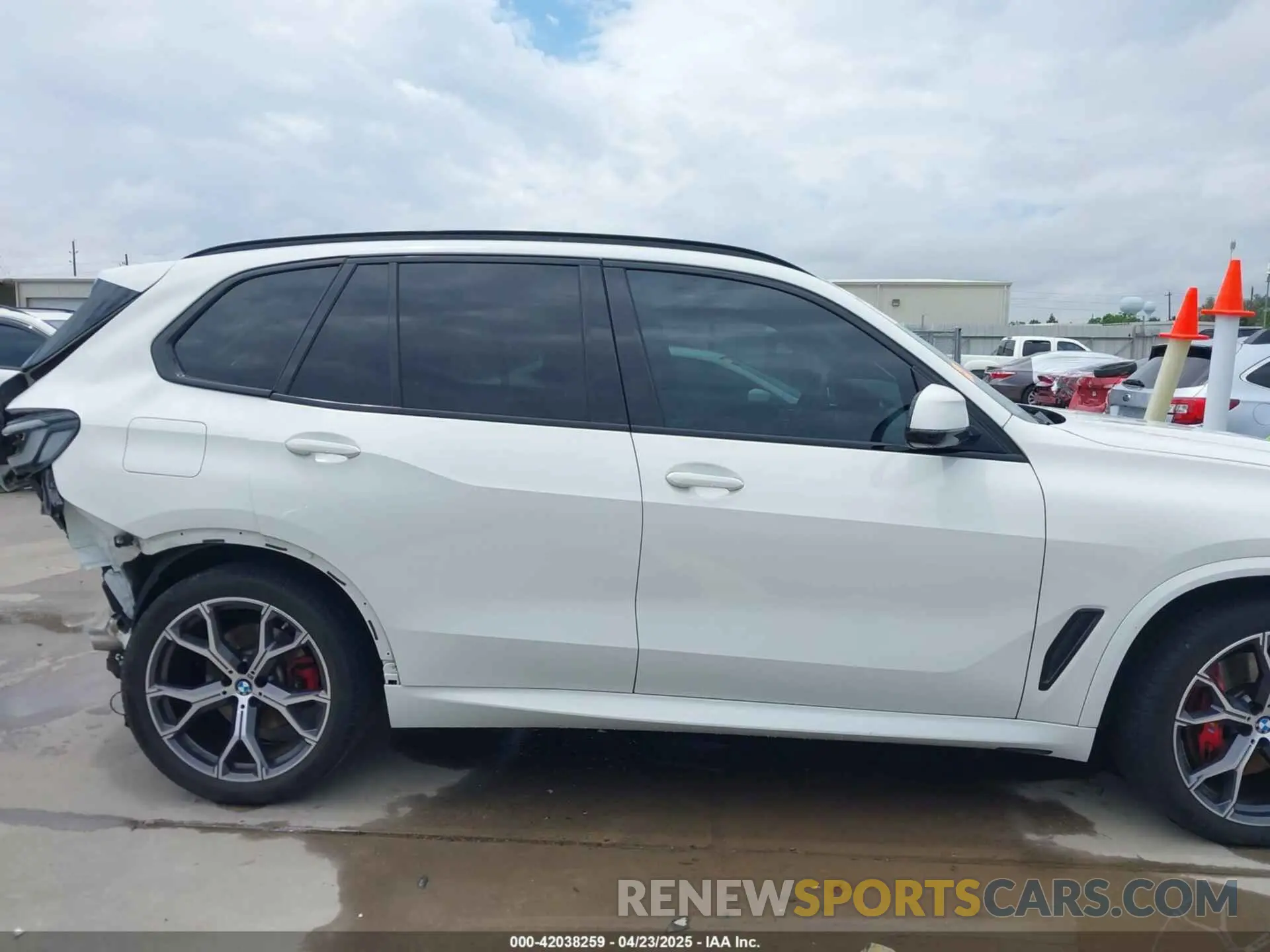 14 Photograph of a damaged car 5UXCR4C07P9P20275 BMW X5 2023