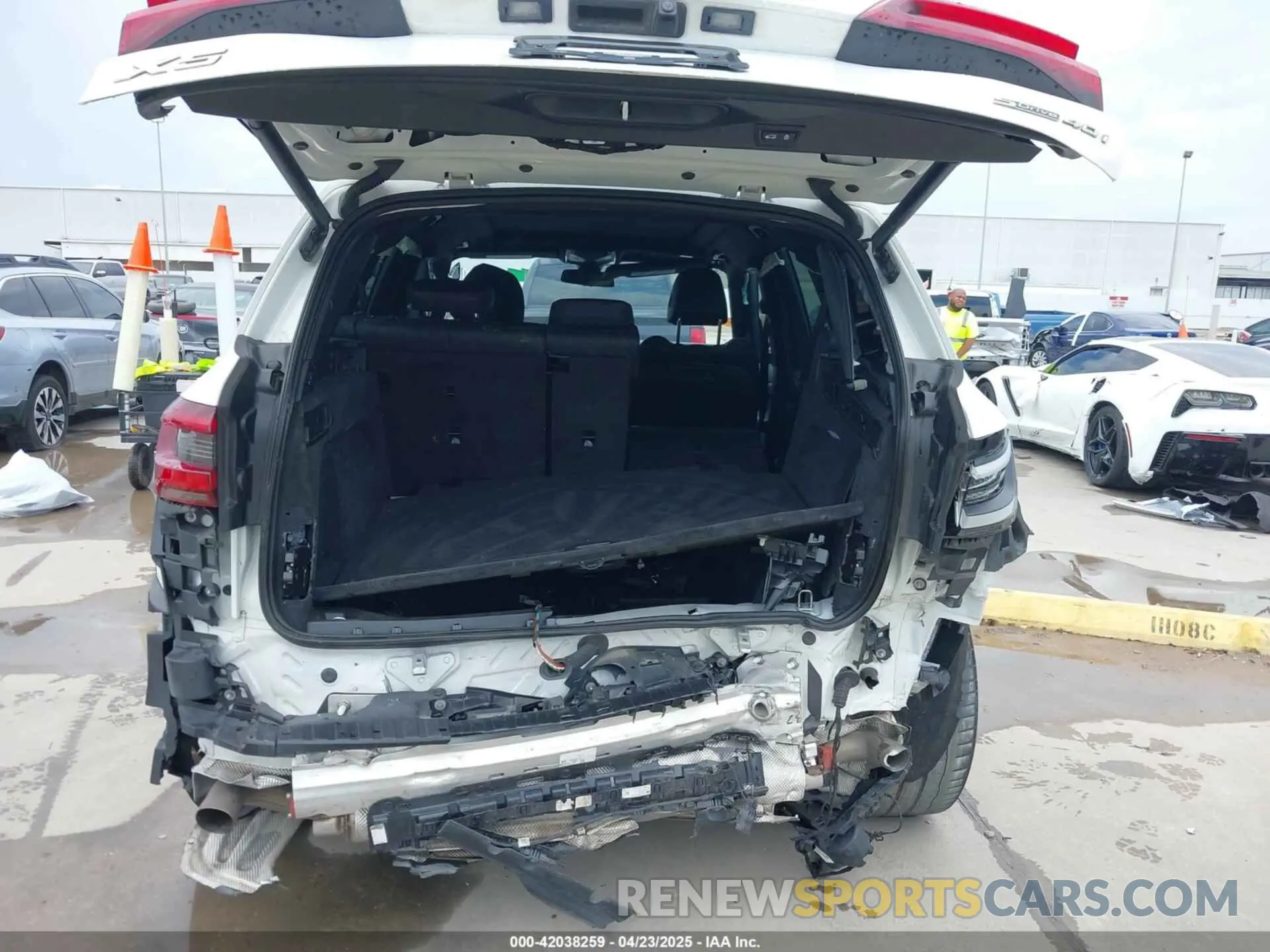 19 Photograph of a damaged car 5UXCR4C07P9P20275 BMW X5 2023