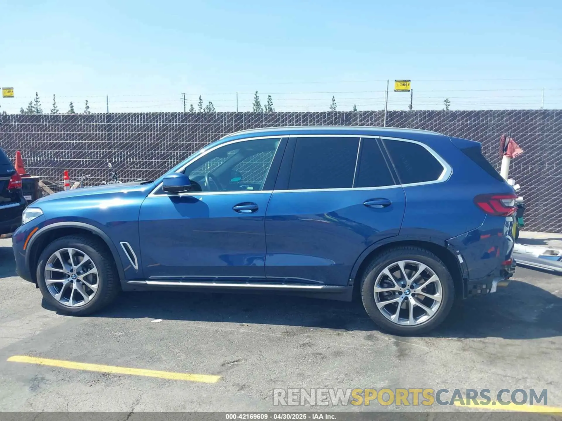 14 Photograph of a damaged car 5UXCR4C07P9R04681 BMW X5 2023
