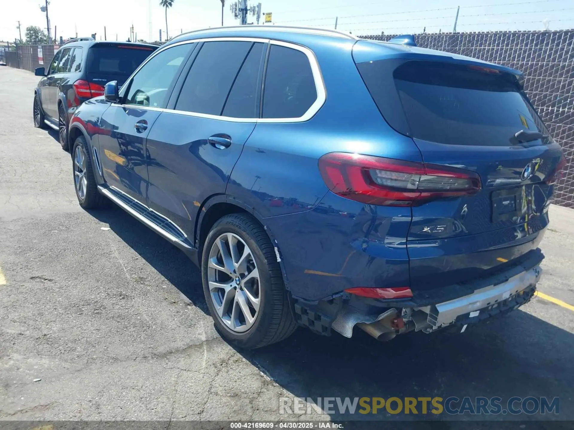 3 Photograph of a damaged car 5UXCR4C07P9R04681 BMW X5 2023