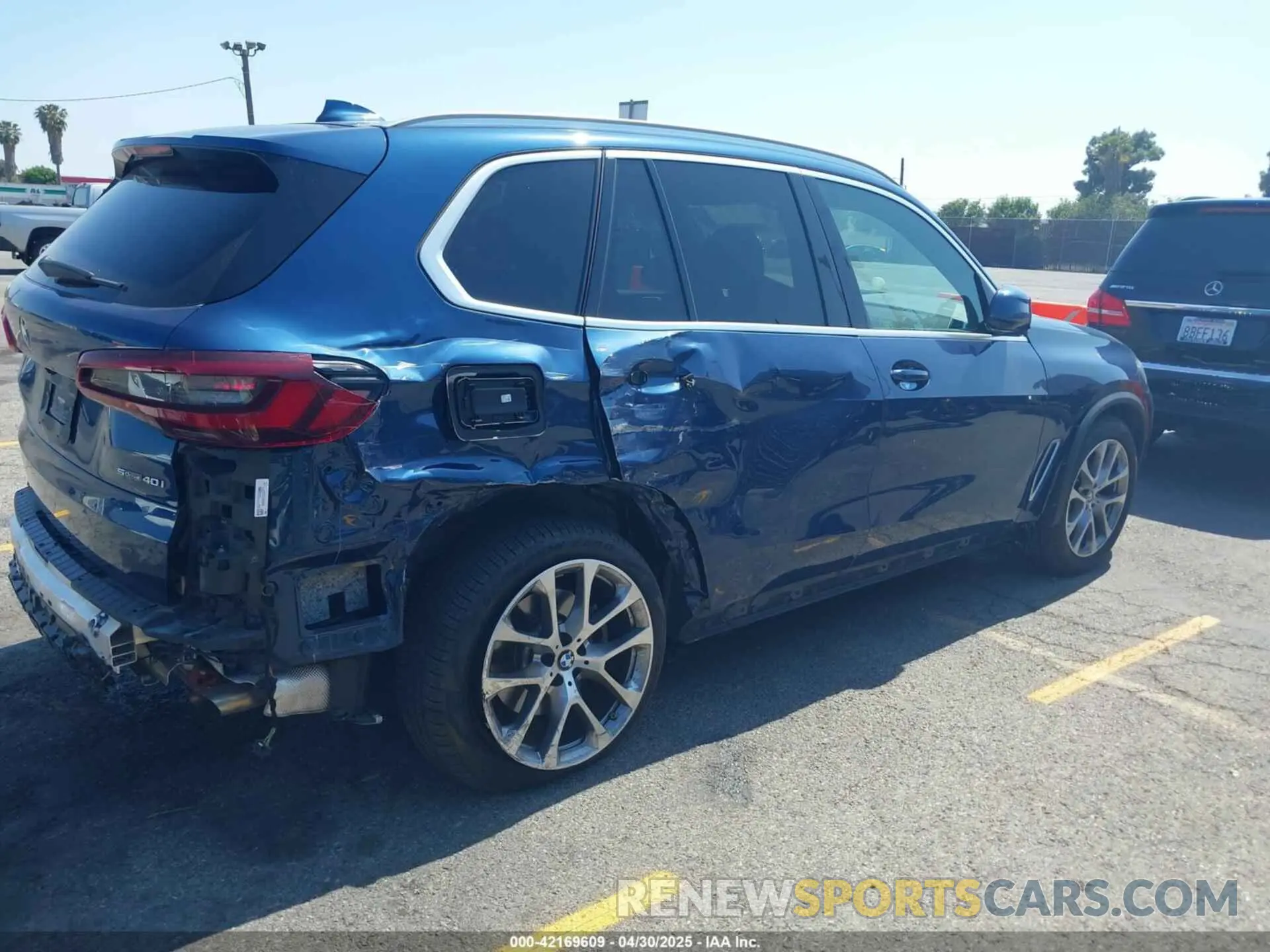 4 Photograph of a damaged car 5UXCR4C07P9R04681 BMW X5 2023