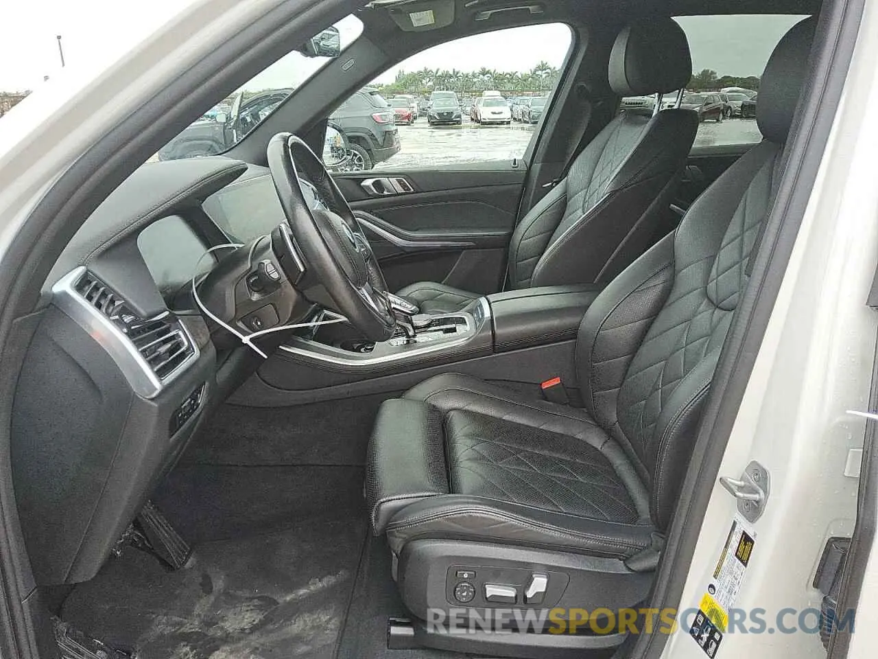 5 Photograph of a damaged car 5UXCR6C08P9P32642 BMW X5 2023