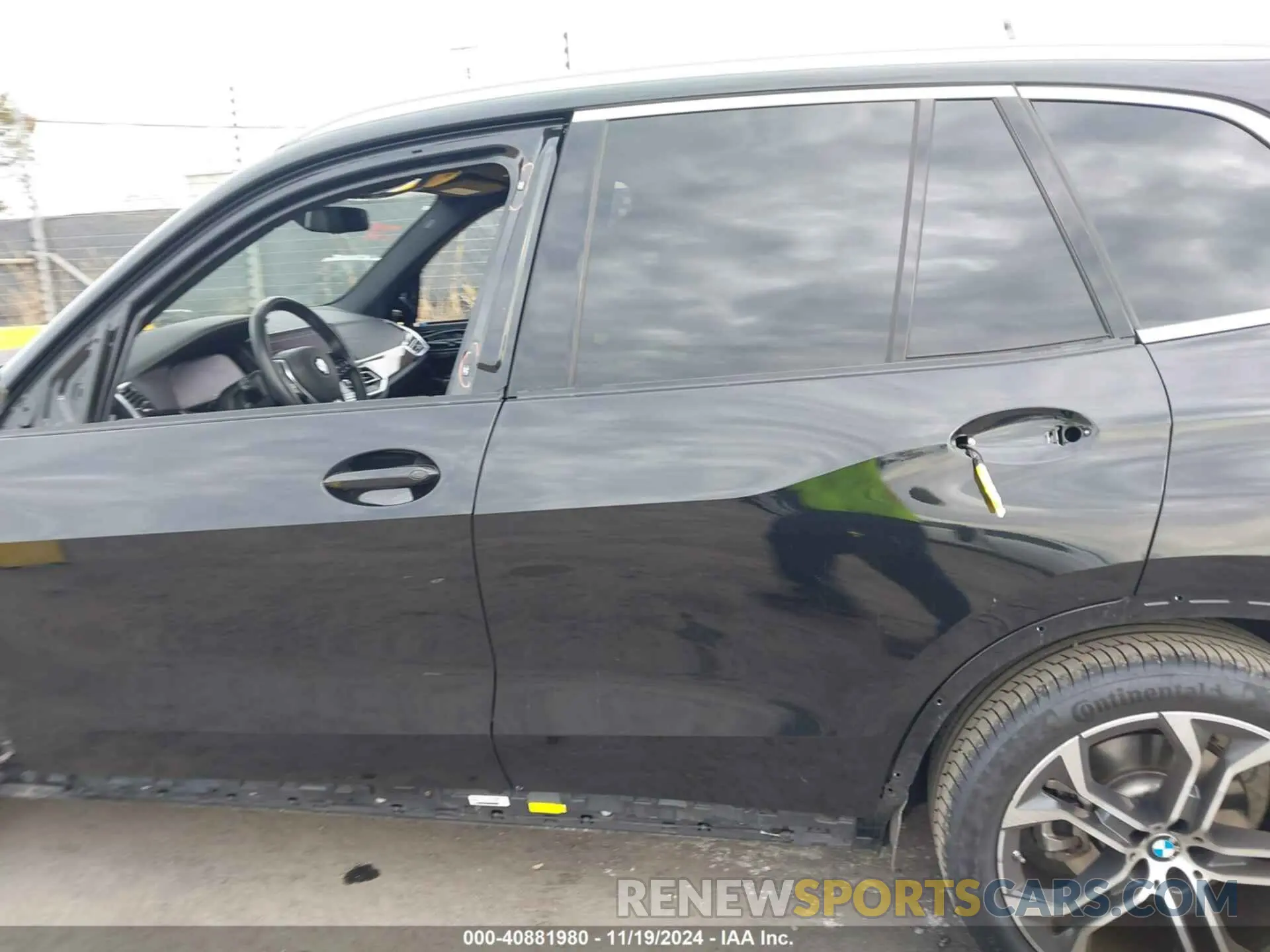 15 Photograph of a damaged car 5UXCR6C09P9R85324 BMW X5 2023