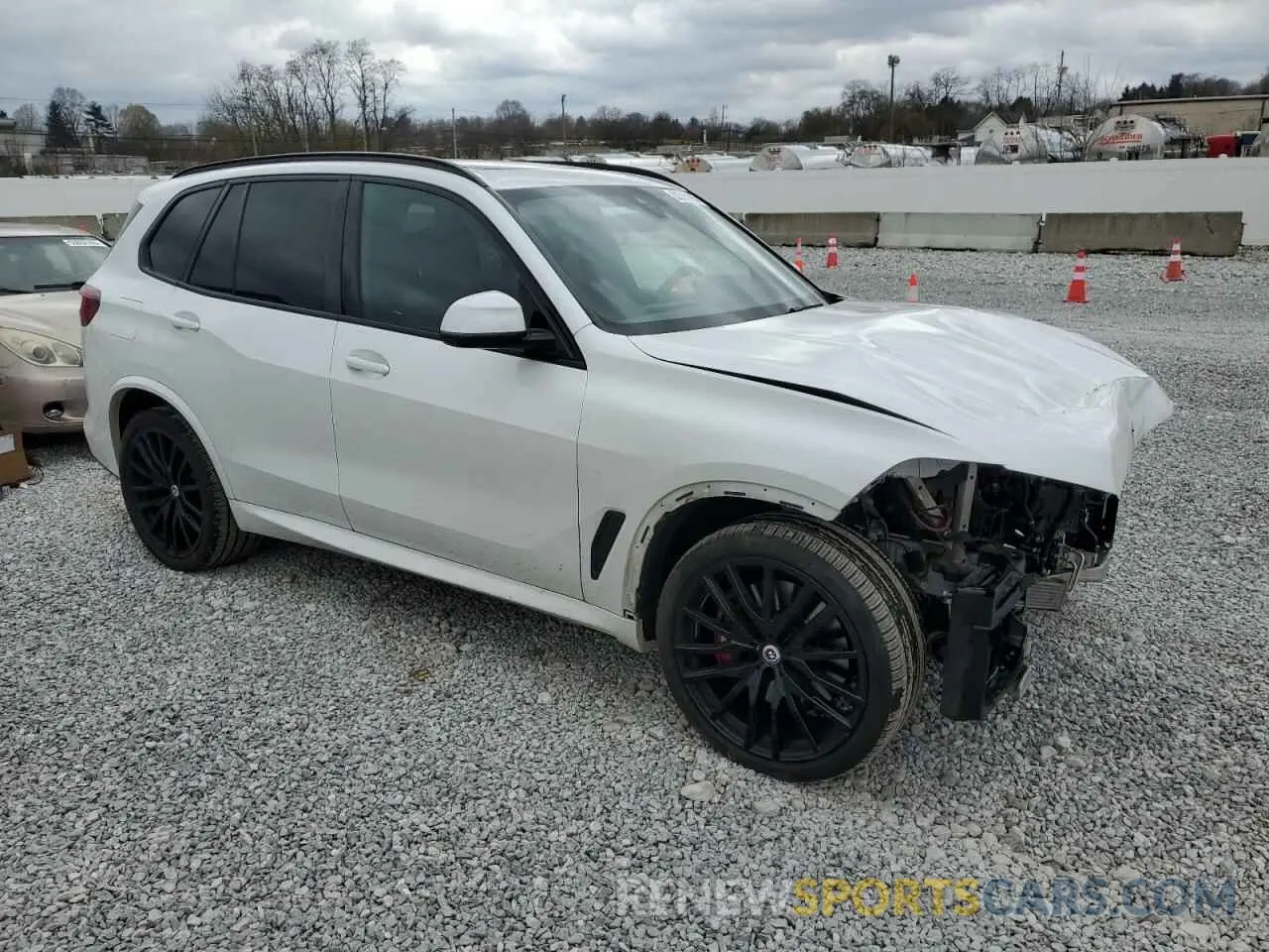 4 Photograph of a damaged car 5UXJU4C06P9P96852 BMW X5 2023