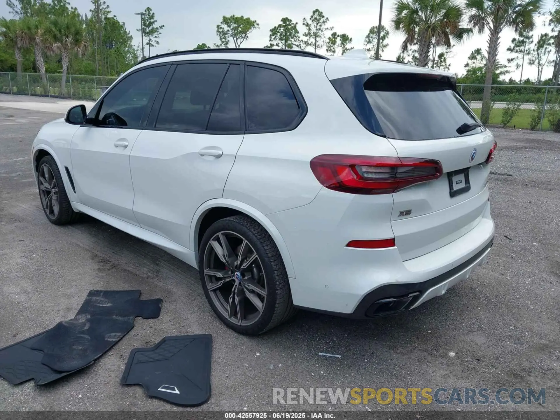3 Photograph of a damaged car 5UXJU4C0XP9R07161 BMW X5 2023