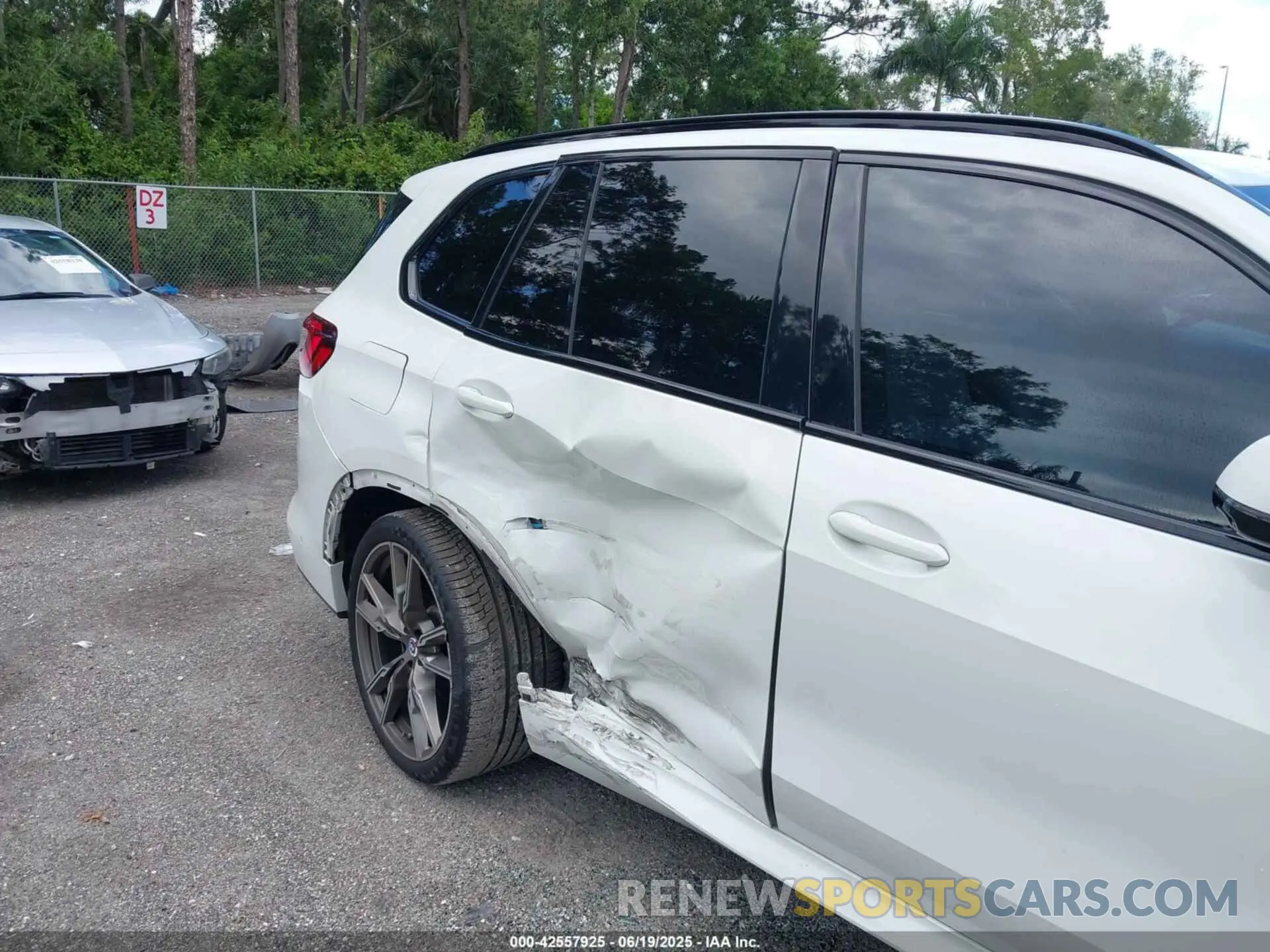 6 Photograph of a damaged car 5UXJU4C0XP9R07161 BMW X5 2023