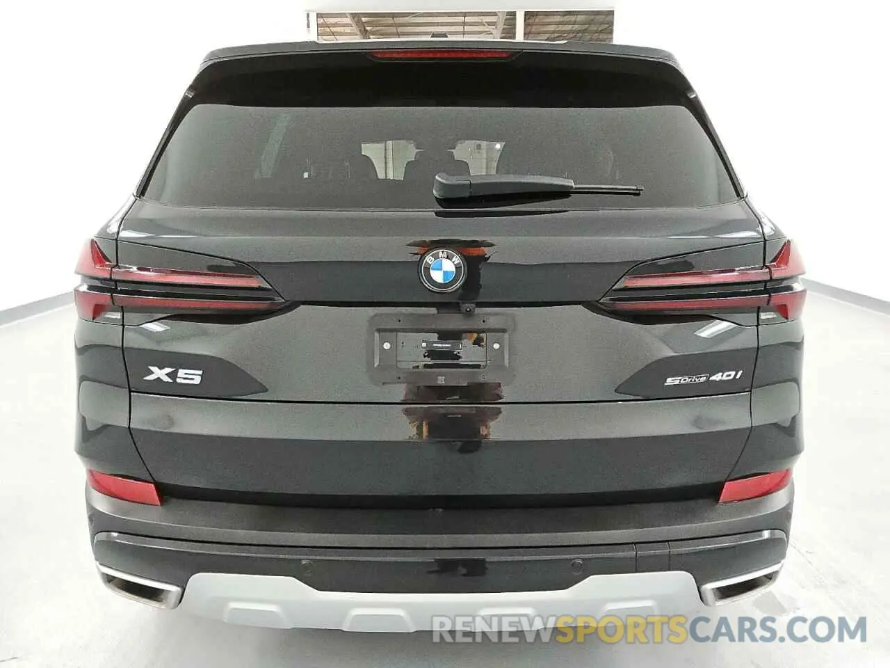 6 Photograph of a damaged car 5UX13EU01R9V85410 BMW X5 2024