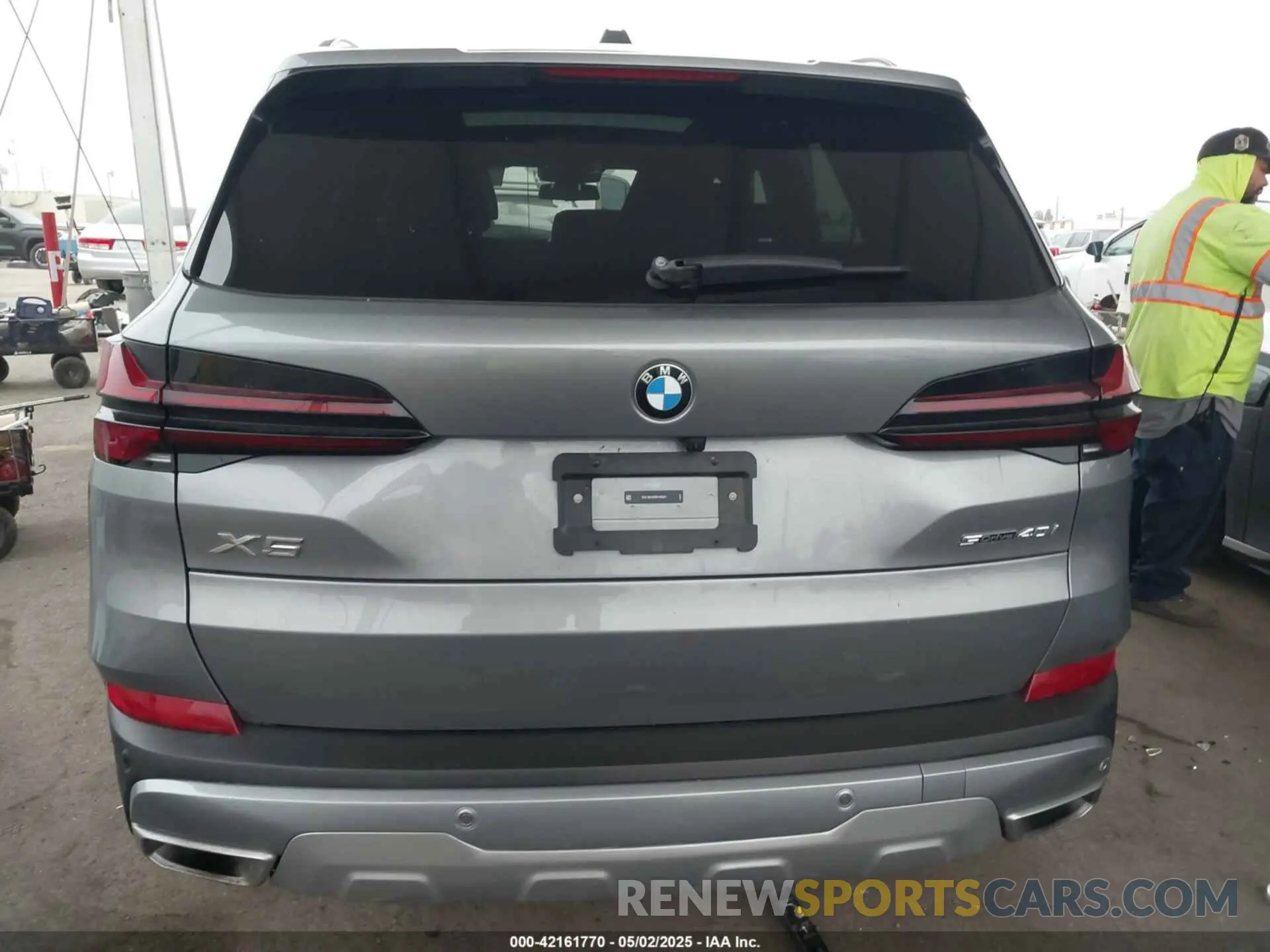 17 Photograph of a damaged car 5UX13EU02R9V56594 BMW X5 2024