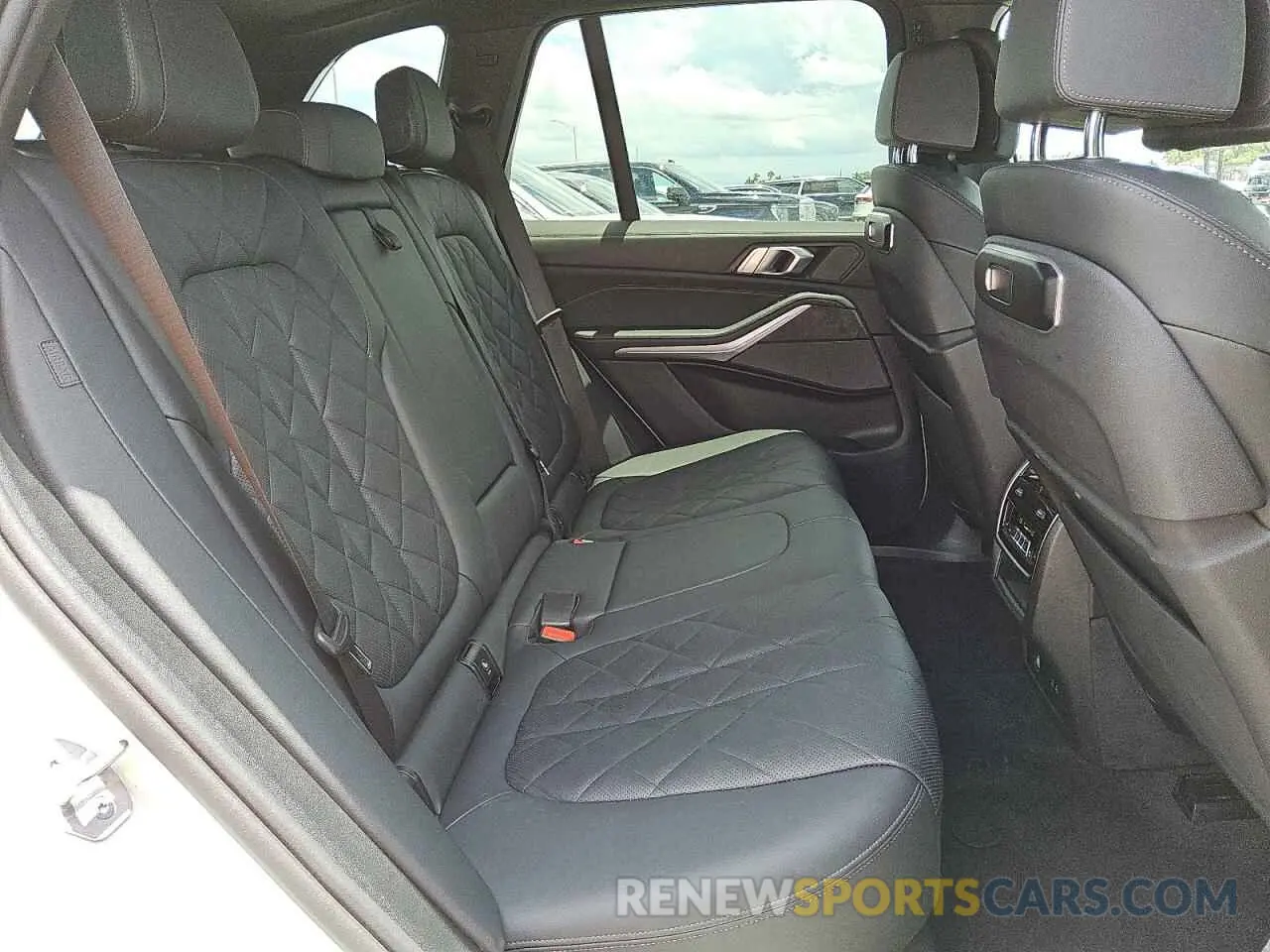 10 Photograph of a damaged car 5UX13EU06R9U94360 BMW X5 2024