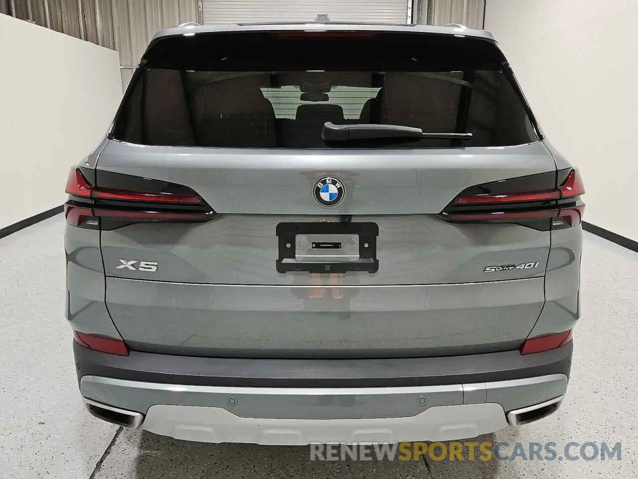 6 Photograph of a damaged car 5UX13EU07R9U53817 BMW X5 2024