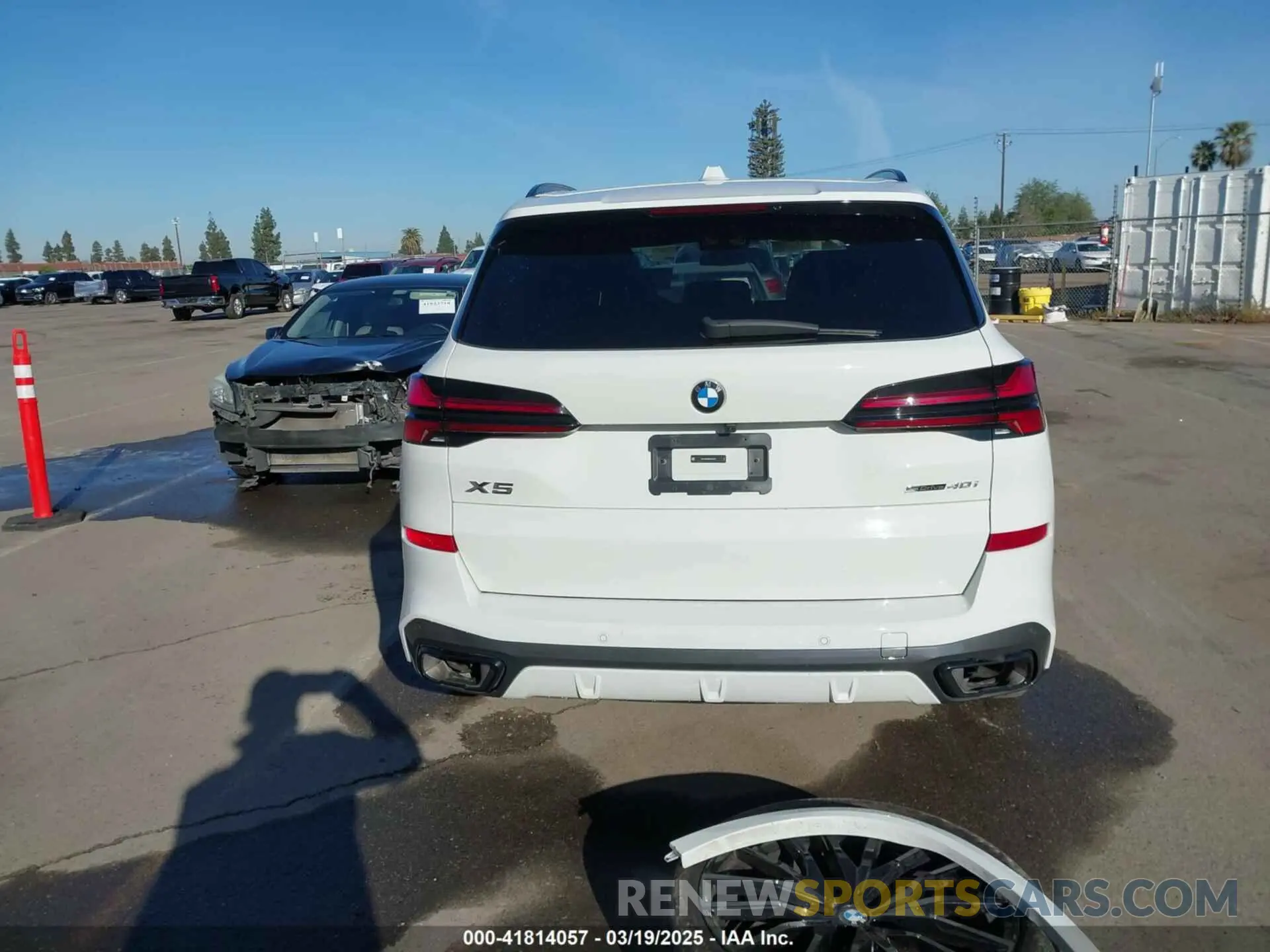 17 Фотография поврежденного автомобиля 5UX13EU08R9U51221 BMW X5 2024