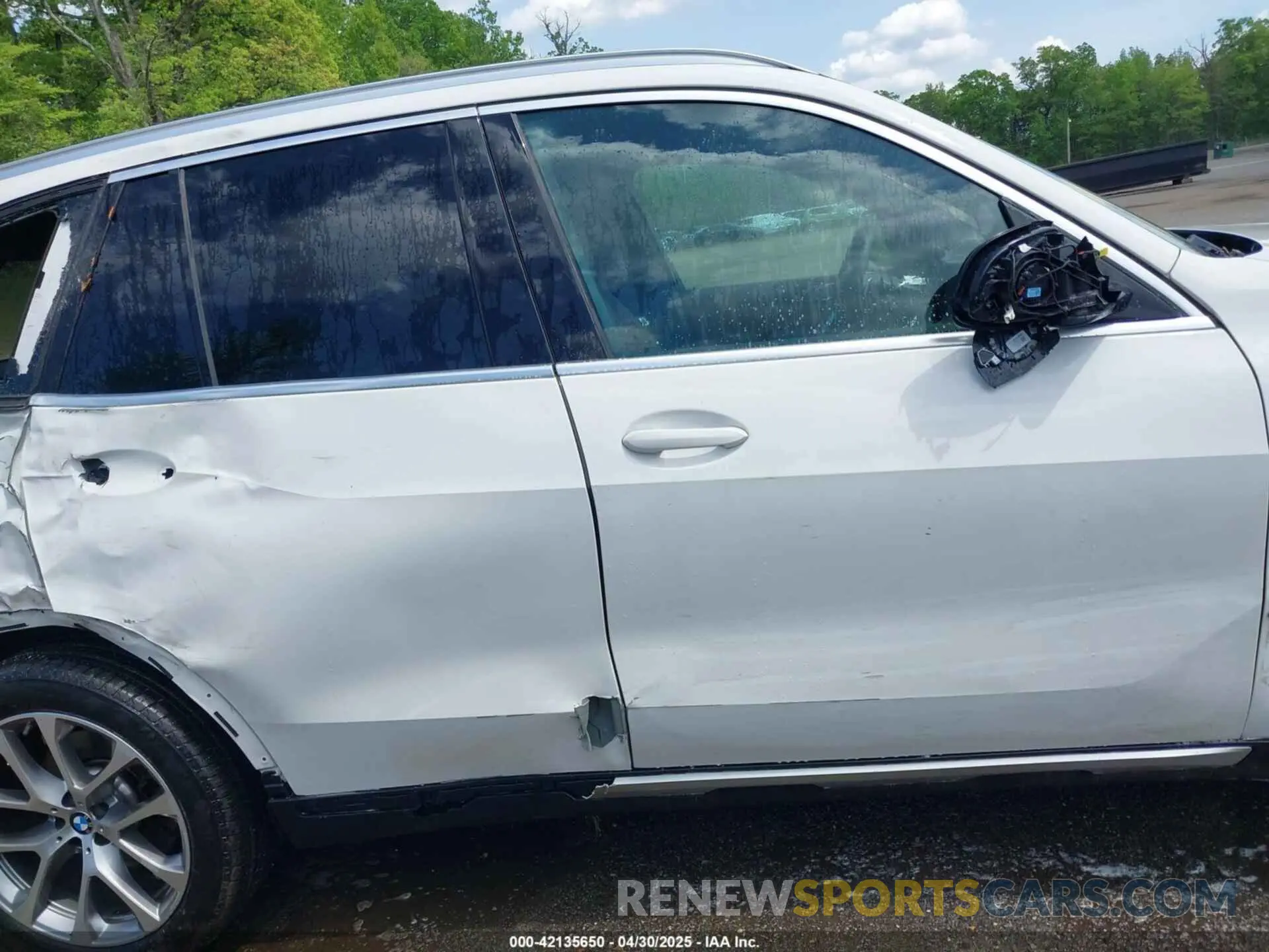 13 Photograph of a damaged car 5UX23EU00R9V34355 BMW X5 2024