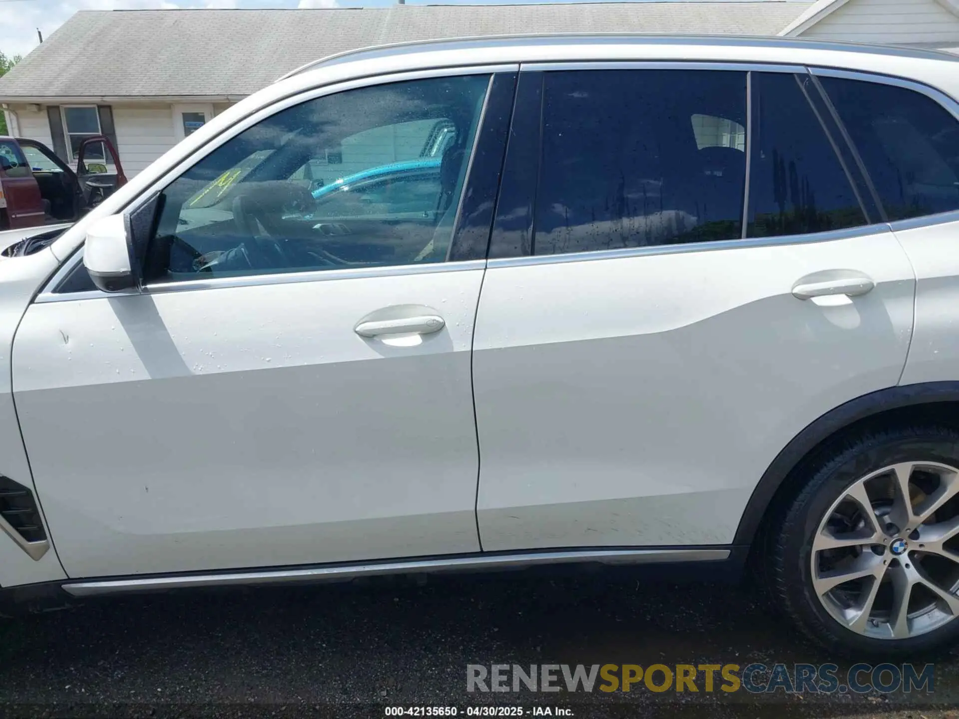 14 Photograph of a damaged car 5UX23EU00R9V34355 BMW X5 2024