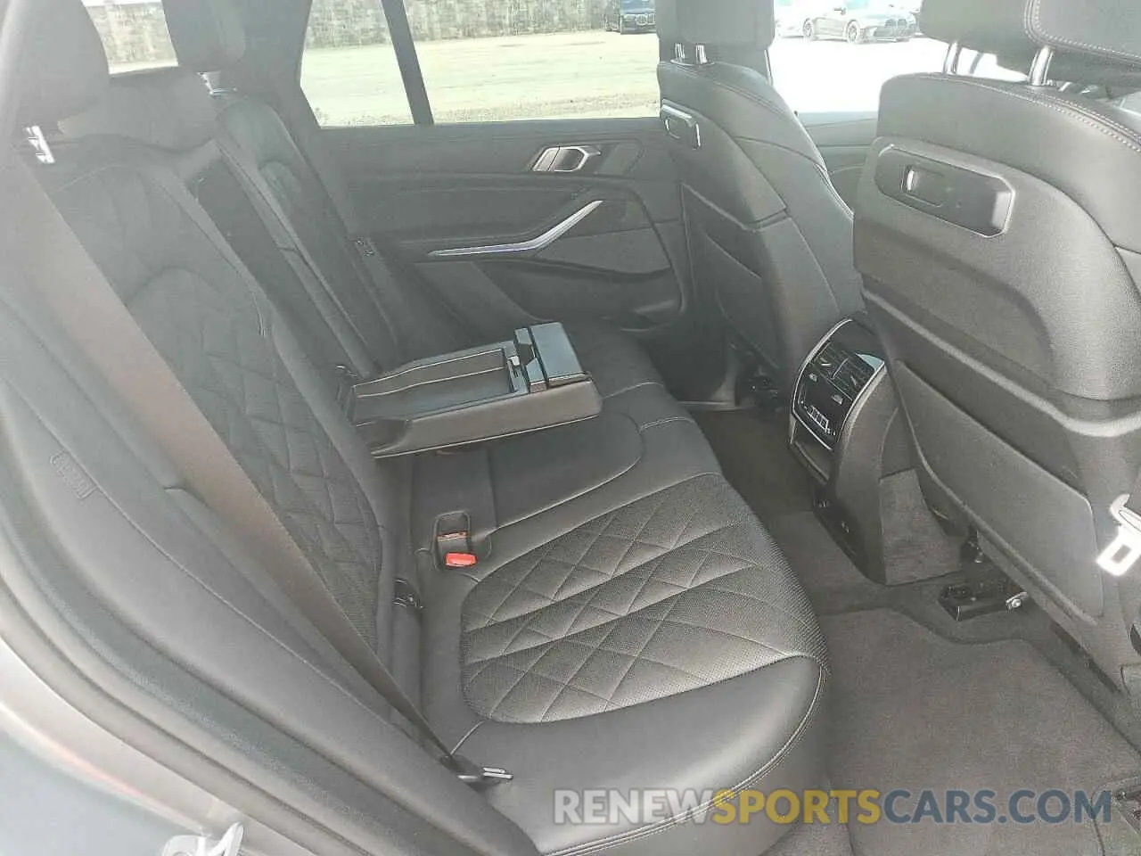 6 Photograph of a damaged car 5UX23EU01R9T59646 BMW X5 2024