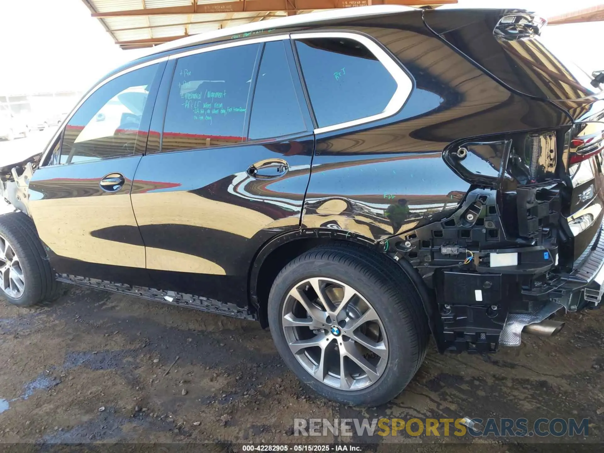 19 Photograph of a damaged car 5UX23EU01R9W17275 BMW X5 2024