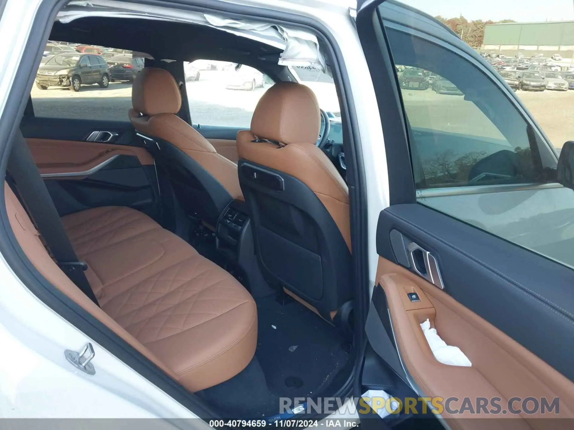 8 Photograph of a damaged car 5UX23EU02R9V51383 BMW X5 2024